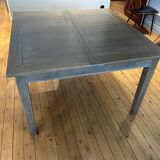 Extendable dining table