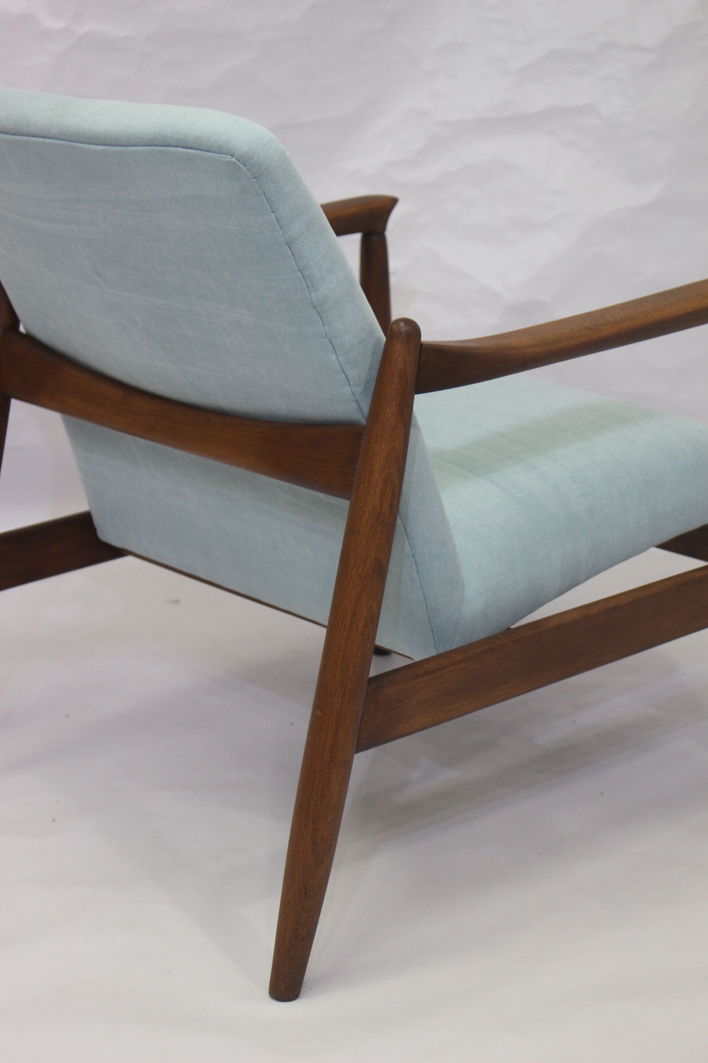 Fauteuil vintage GFM-142 1960 Edmund Homa entièrement restauré tissu bleu aspect velouté
