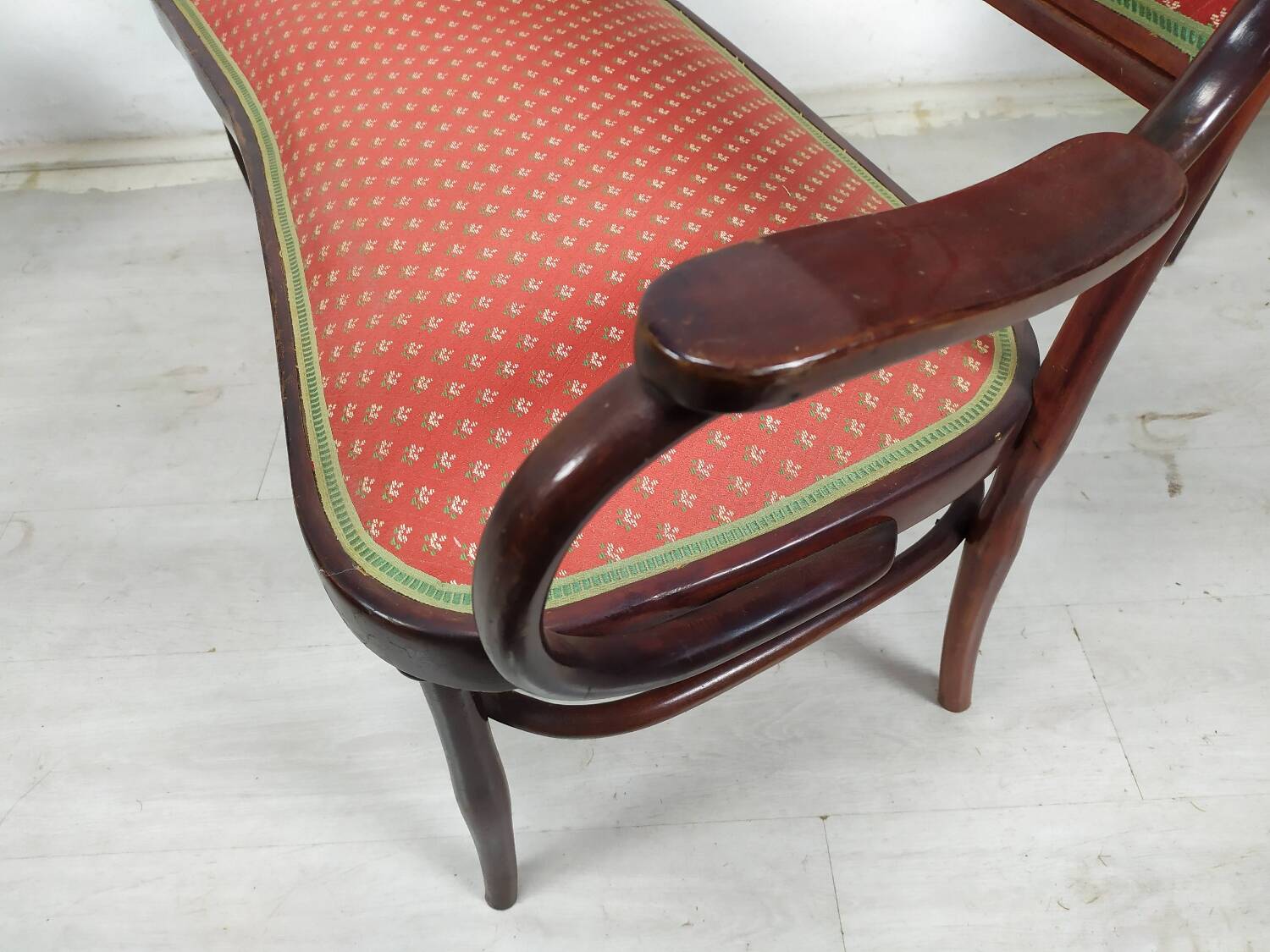 Kohn curved wood lounge