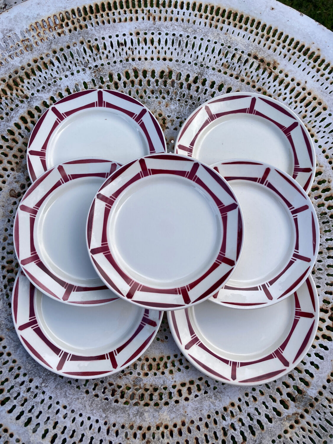7 flat plates in white and red burgundy porcelain vintage Badonviller model Louise