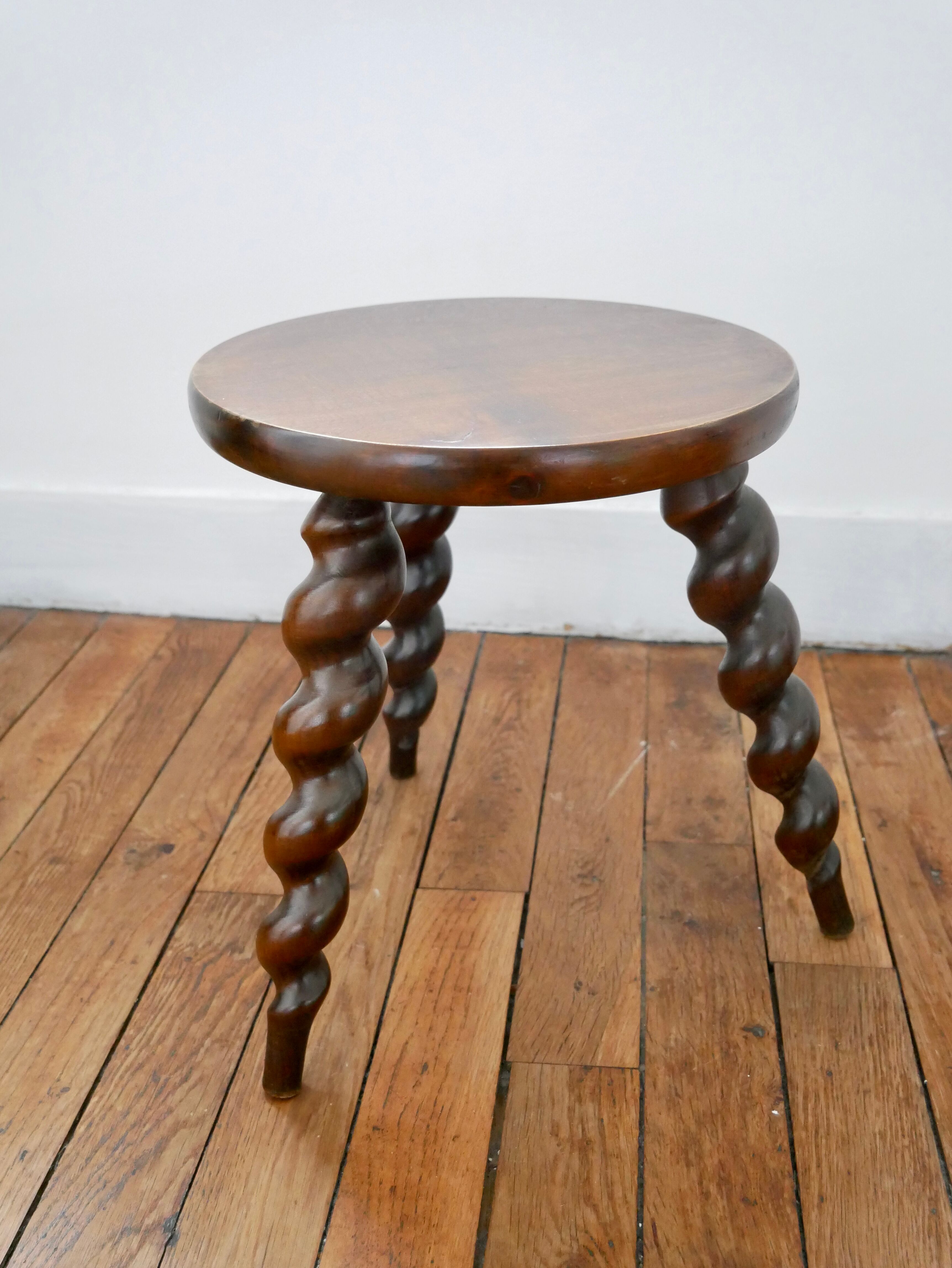 Tripod stool twisted feet