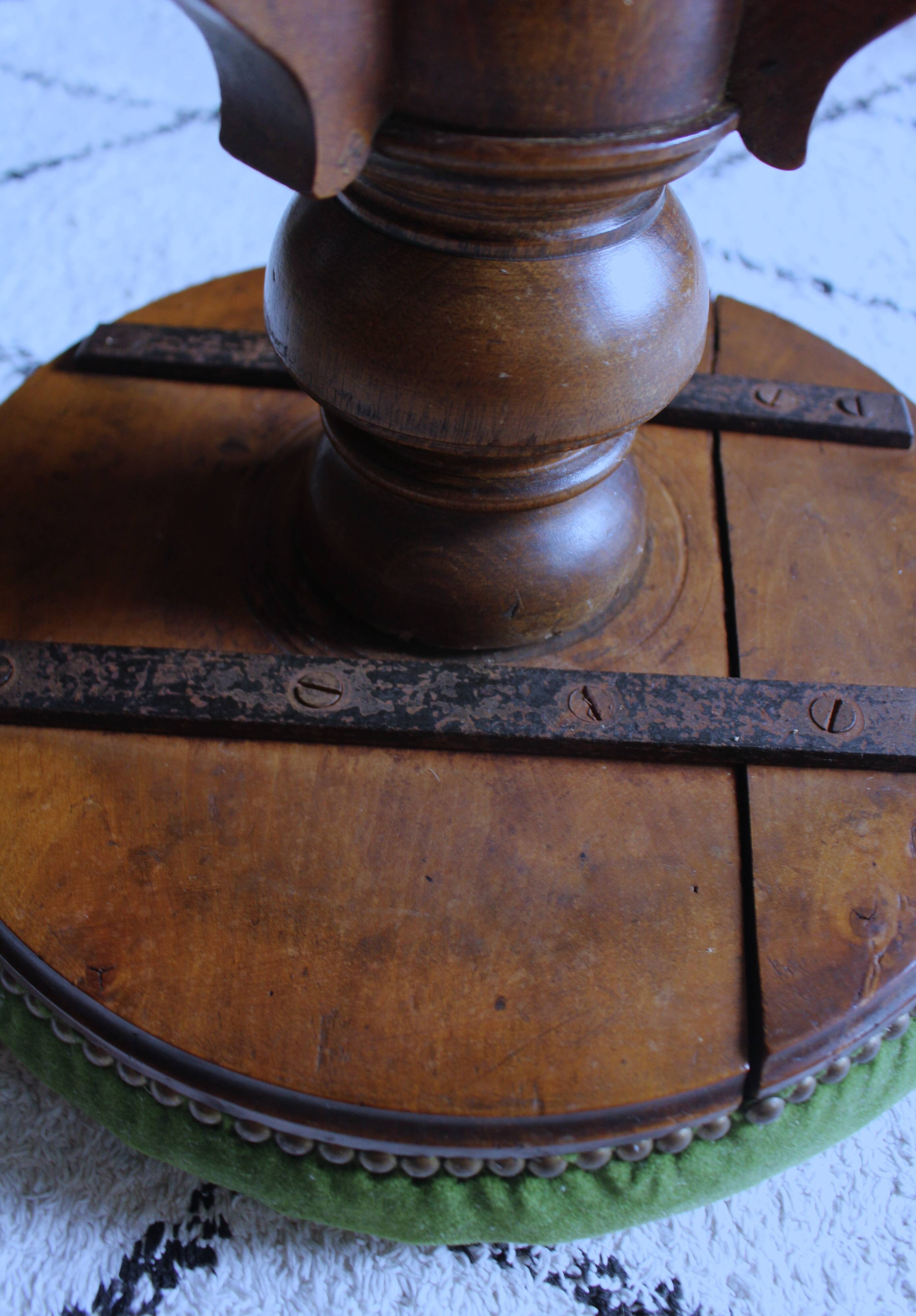 Tabouret de piano ancien en velours vert et bois de noyer