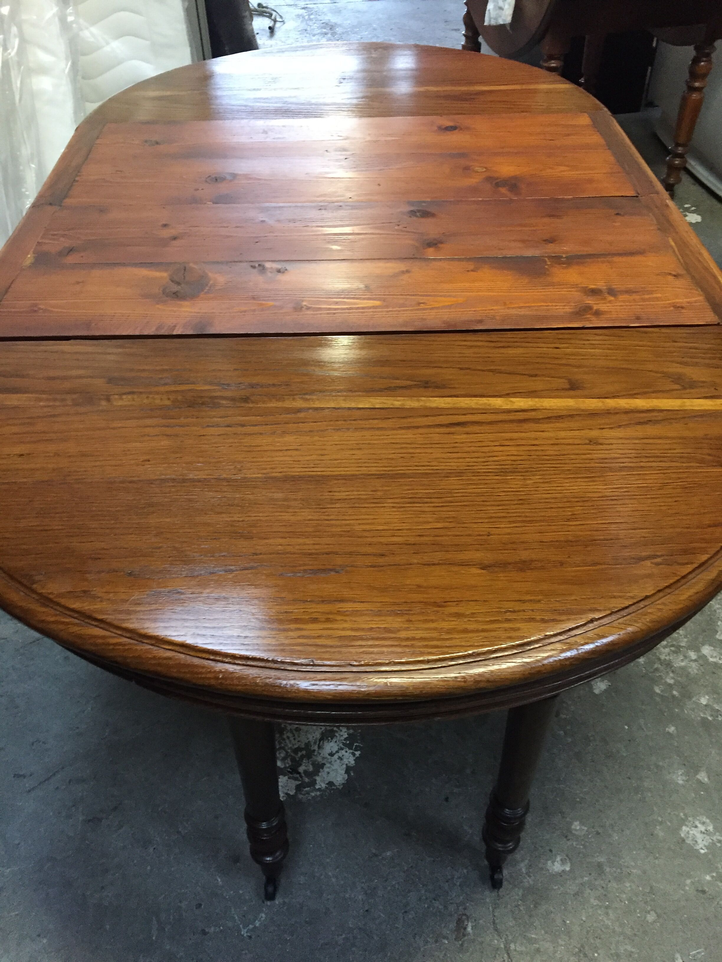 Table round central leg extensions oak end 19 th