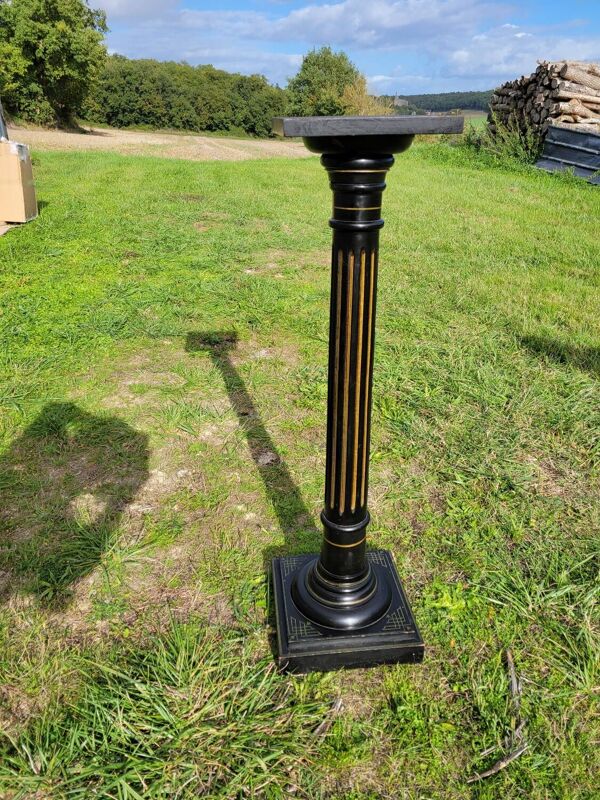 Colonne, sellette Napoléon III en bois noirci et feuille d'or, milieu XIXème