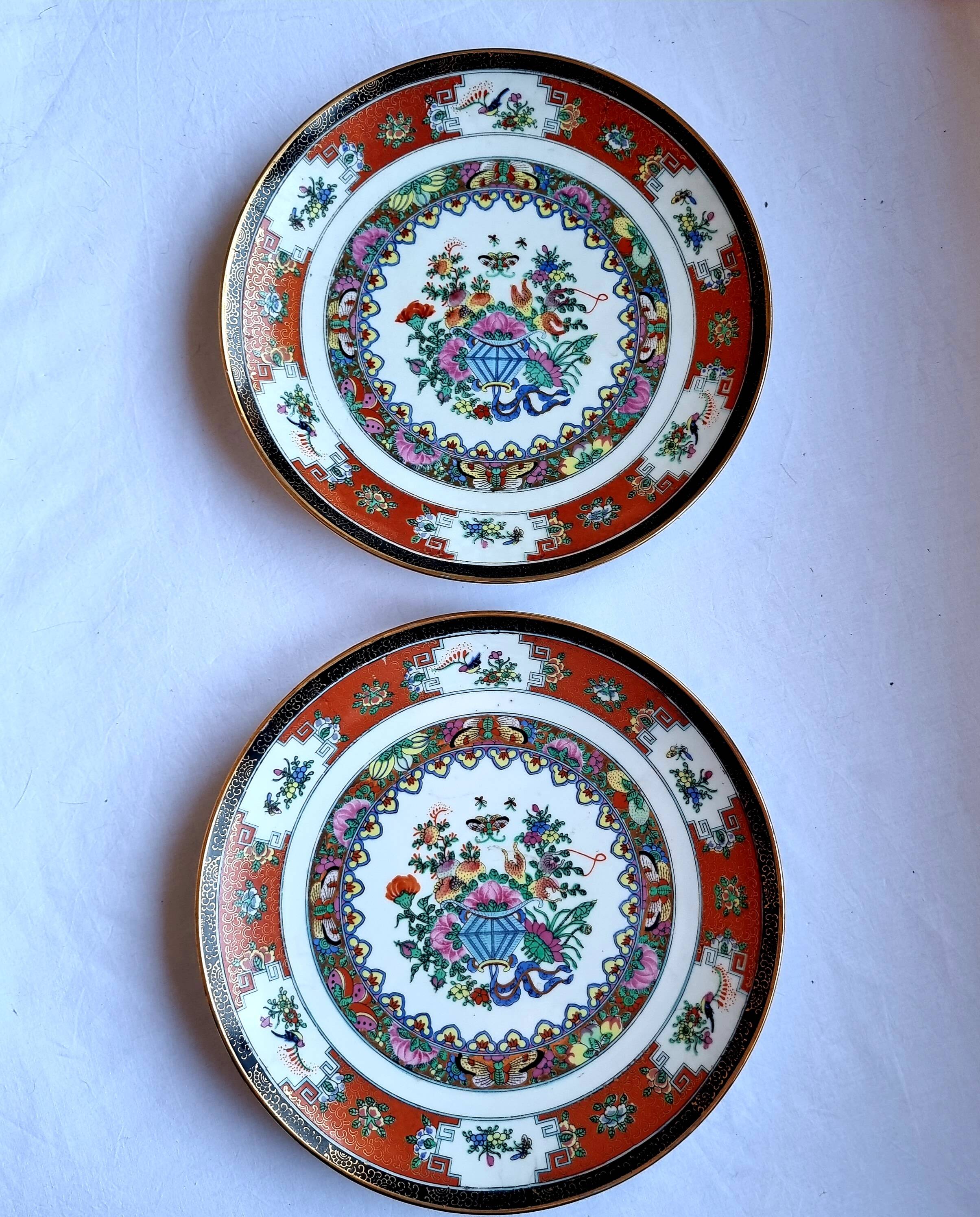 2 hand-painted Chinese plates from the early 20th century famille rose in perfect condition