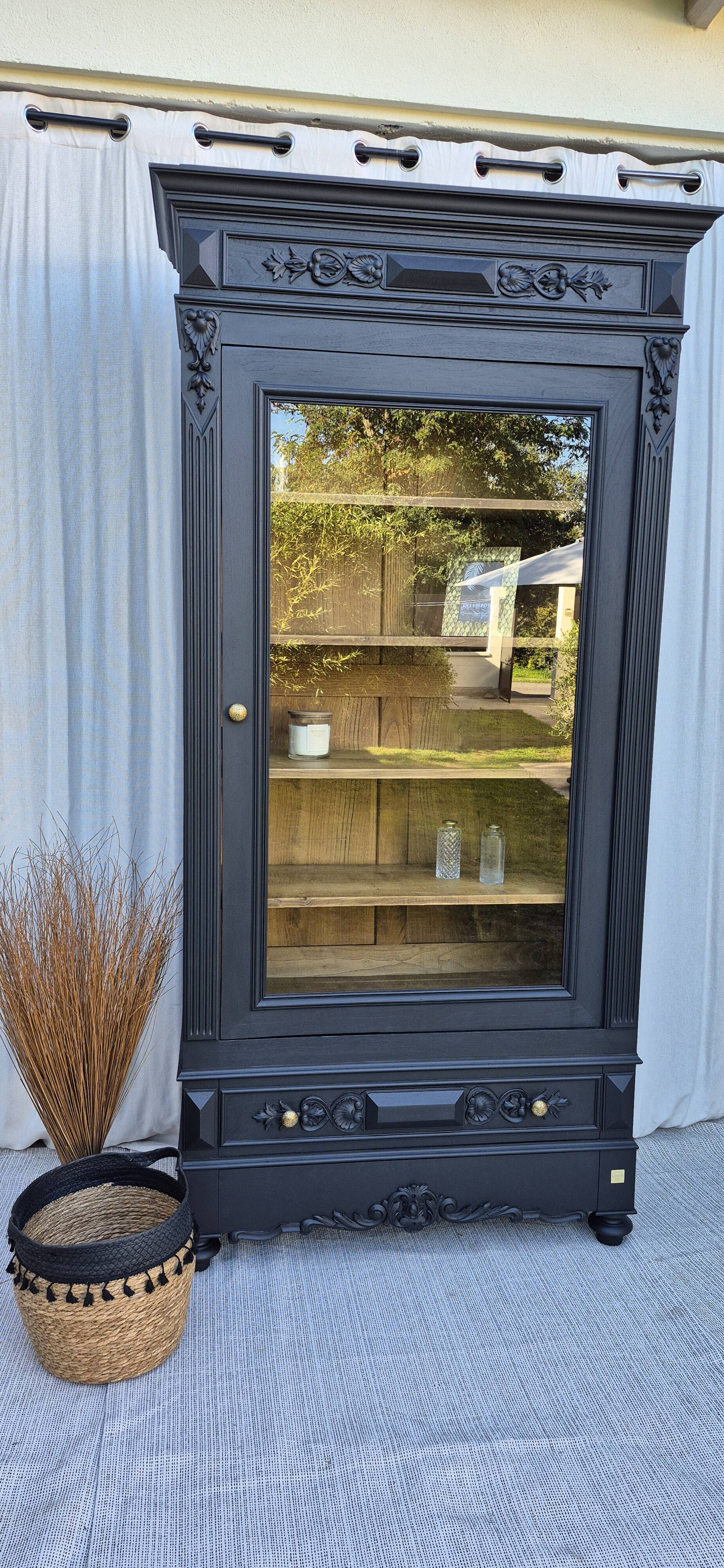 Glass-fronted dresser