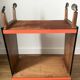 Desserte vintage orange, pieds en équerre et montants bois, années 60