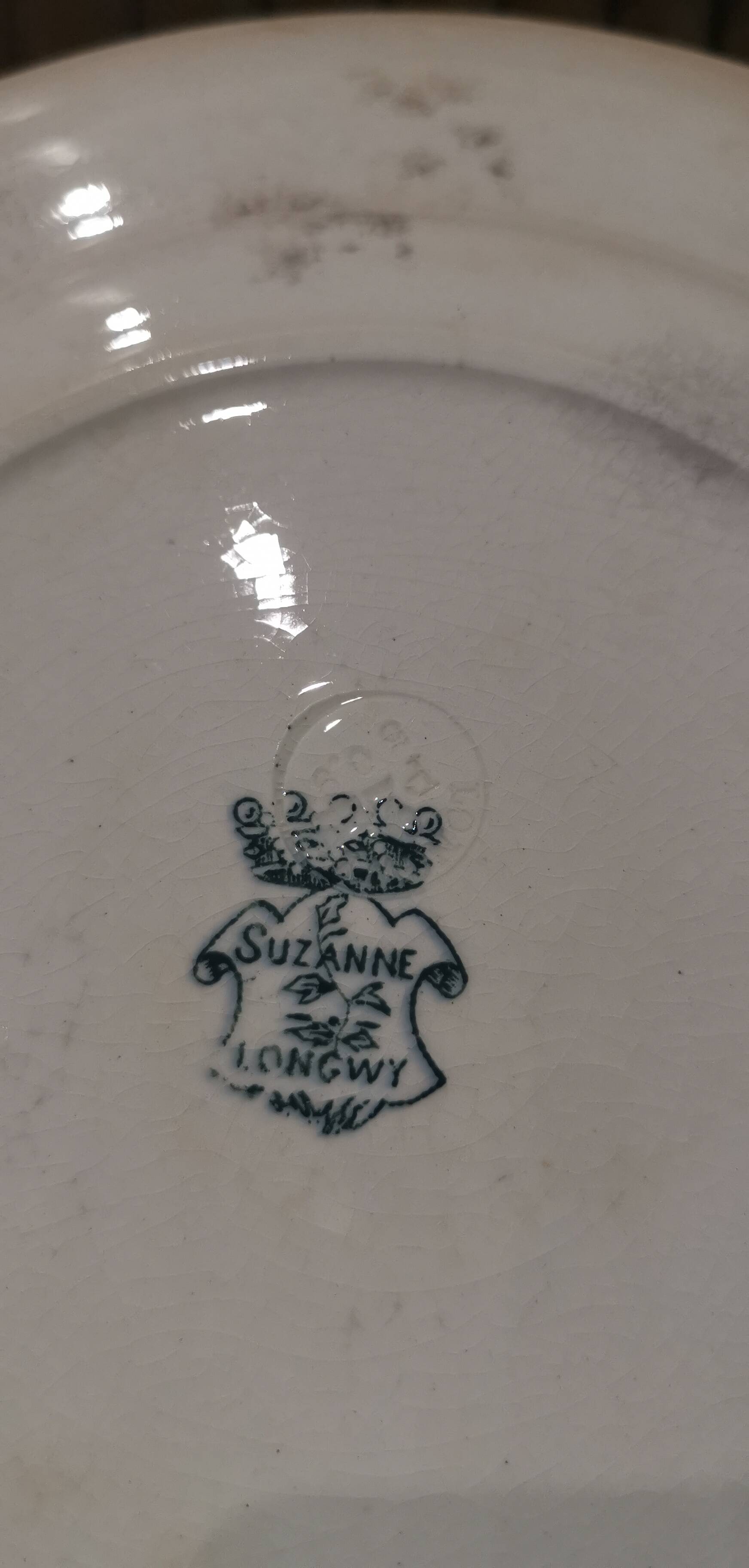 5 assiettes plates en Terre de Fer, faïence de Longwy modèle "Suzanne"