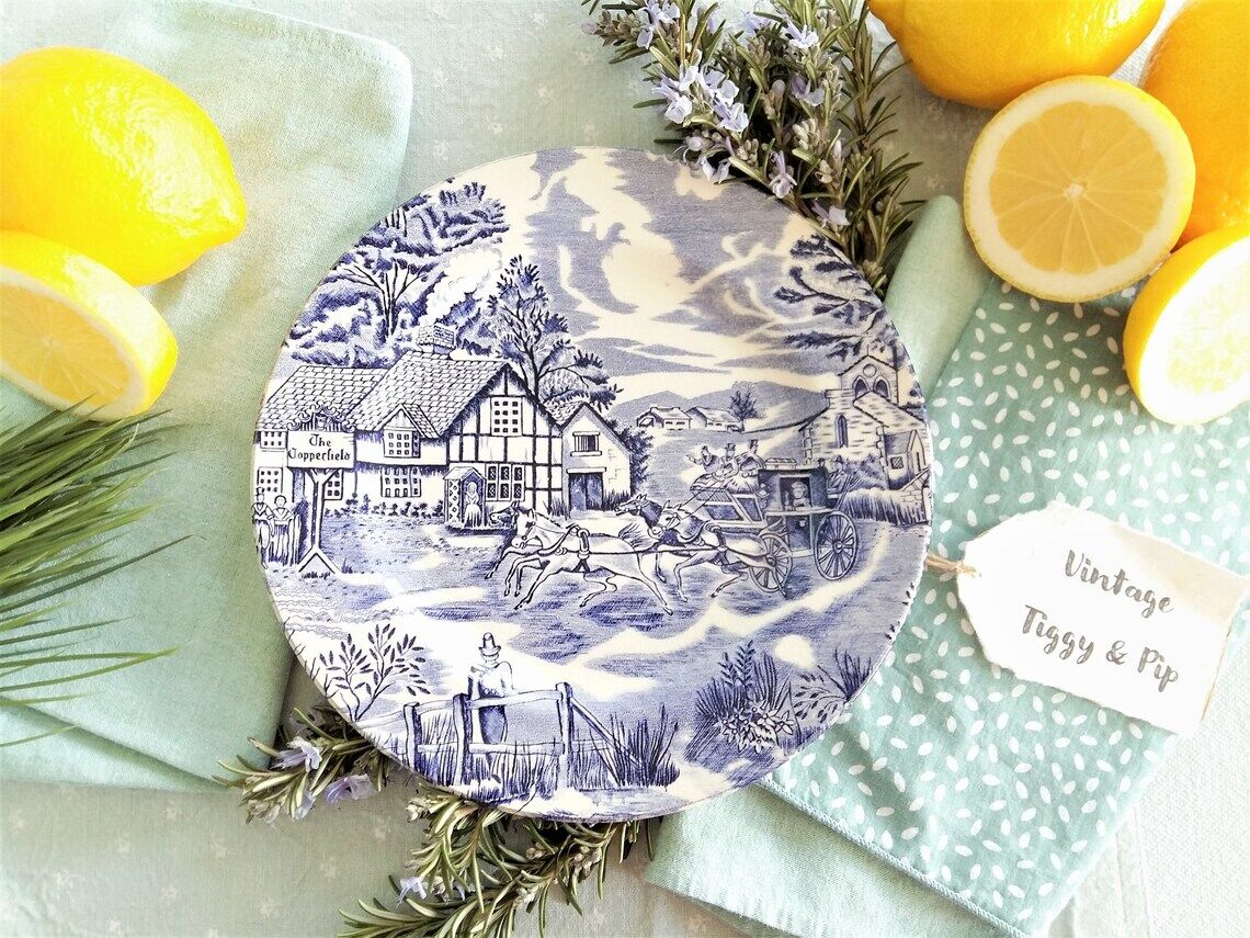 Huit assiettes bleues et blanches dépareillées