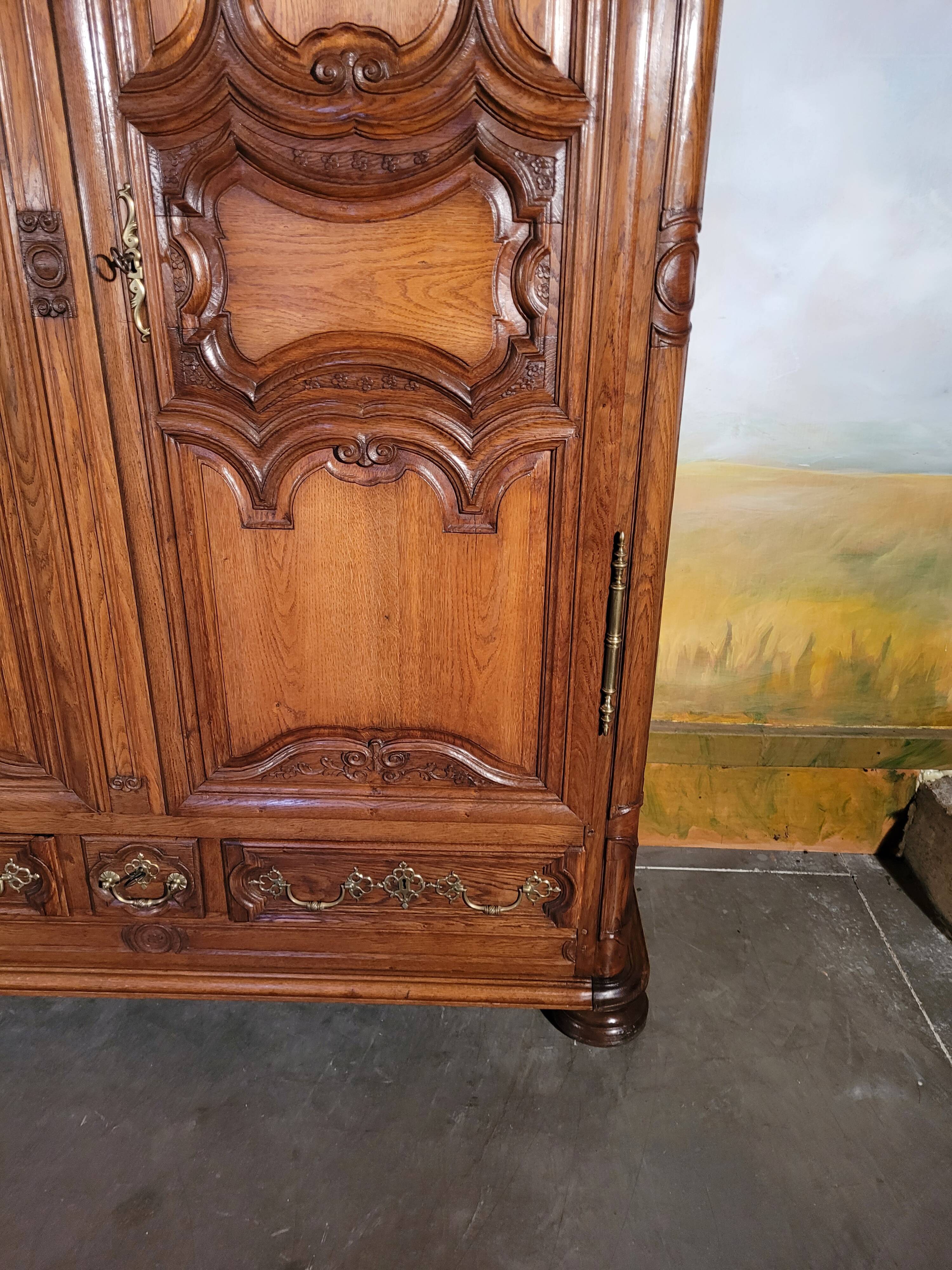 Armoire époque Louis XIV en chêne sculptée