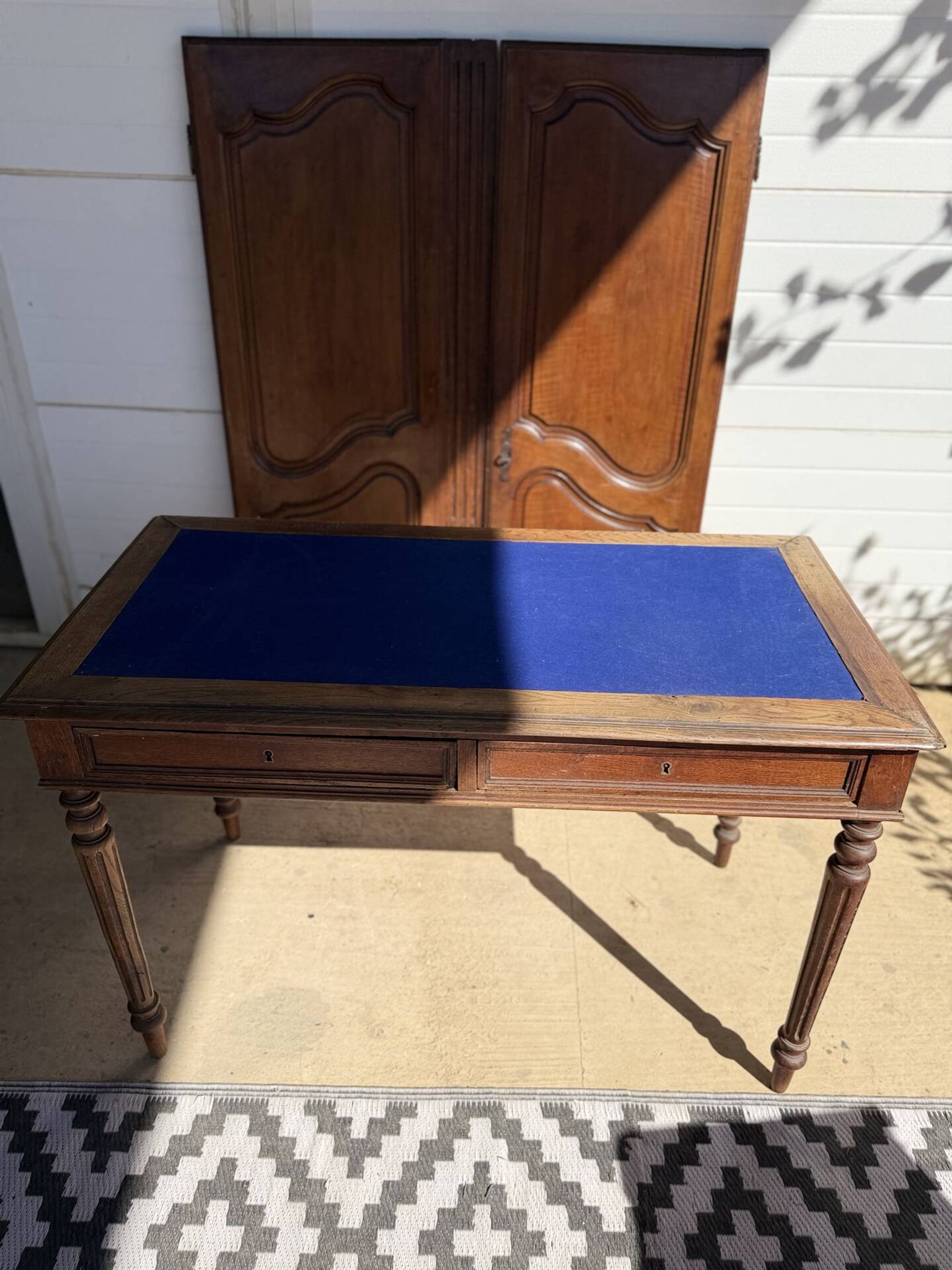 Bureau ancien style Louis XVI - plateau en feutrine bleue