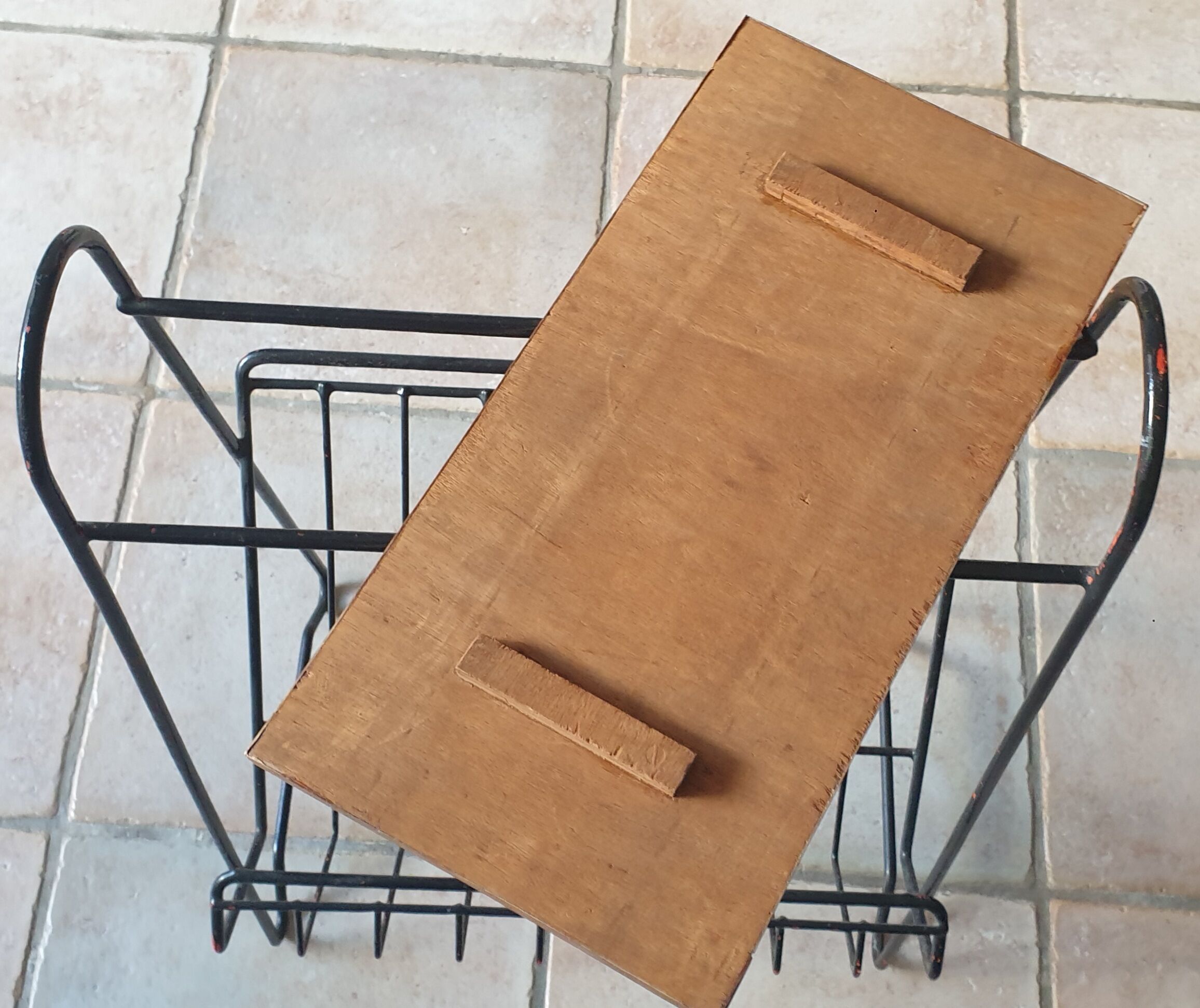 VINTAGE MAGAZINE HOLDER/END OF CANAPE