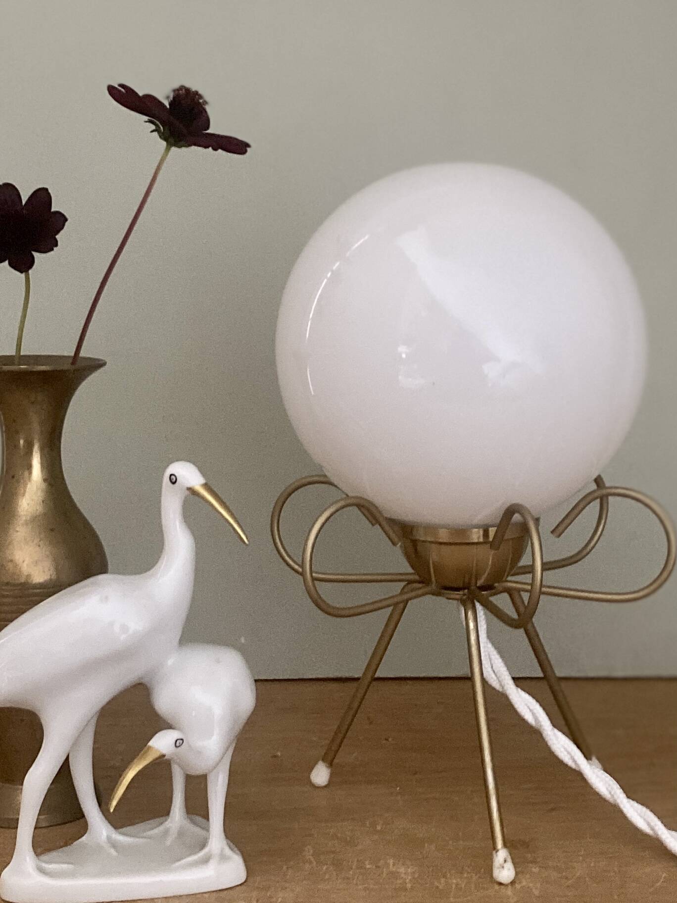 Vintage tripod lamp in brass and white opaline