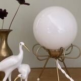 Lampe vintage tripode en laiton et opaline blanche
