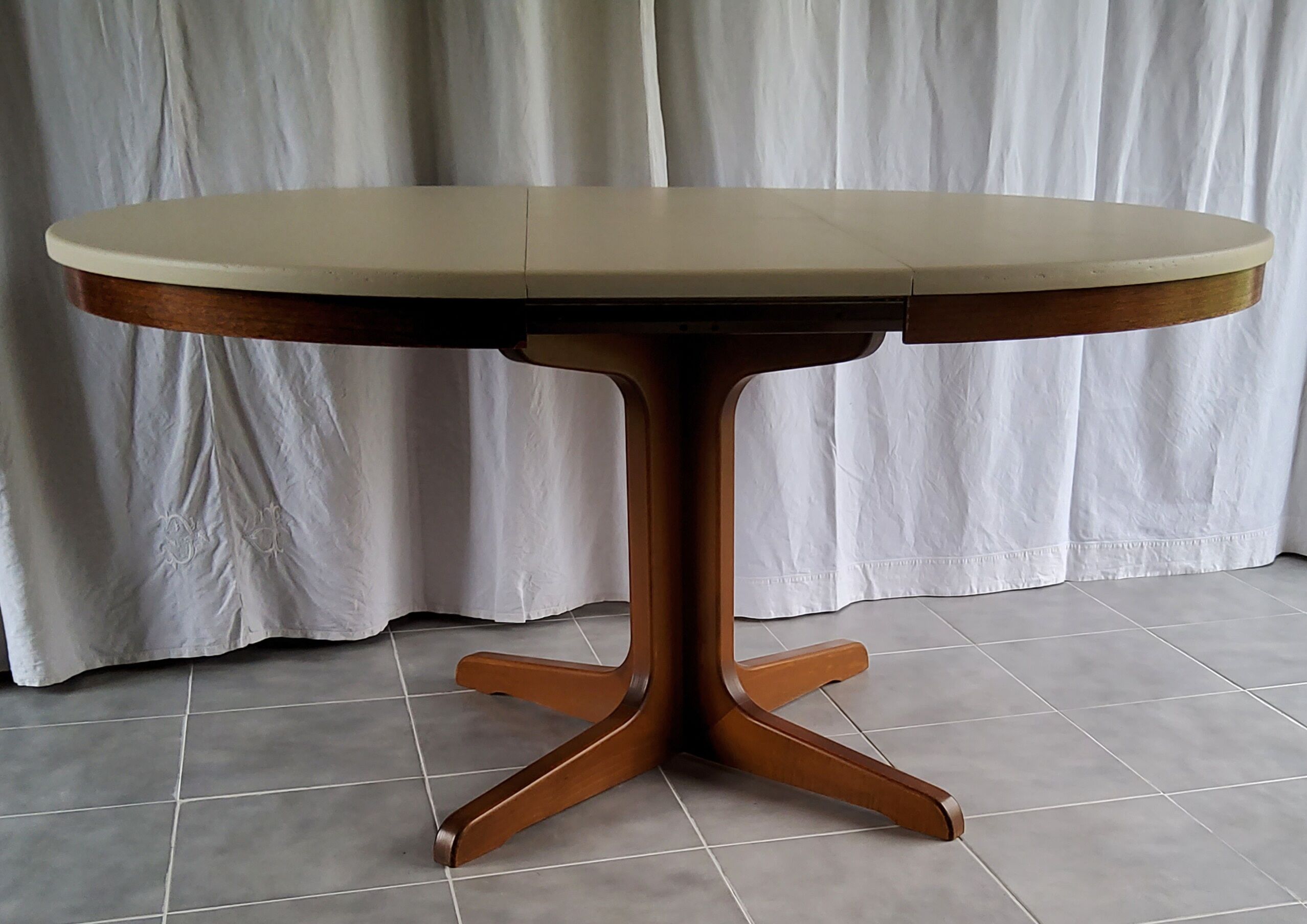 Expandable Roundtable