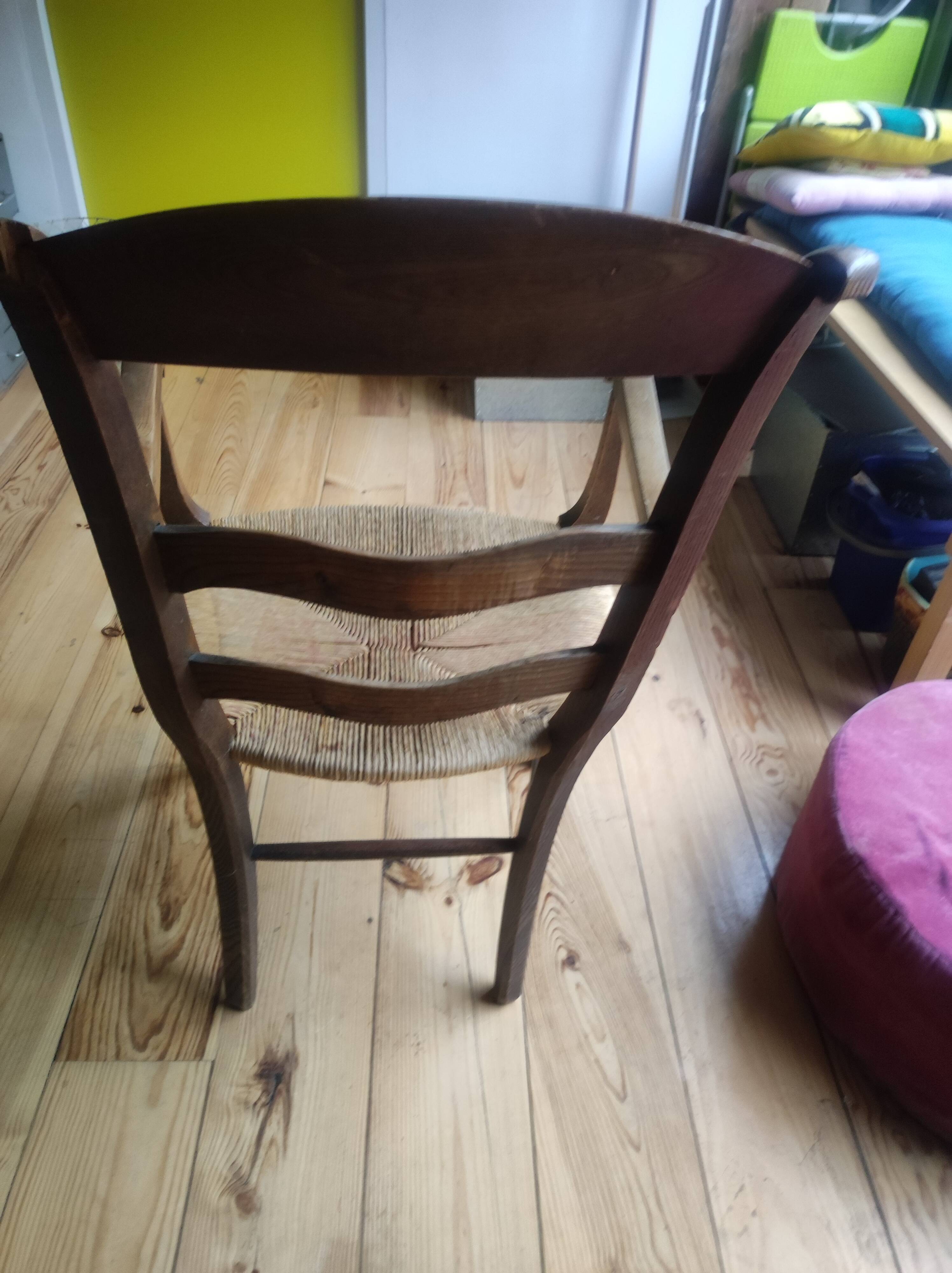 Old country armchair with its original mulch