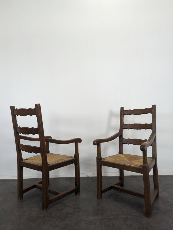 Paire de fauteuils rustiques en chêne assises paillées