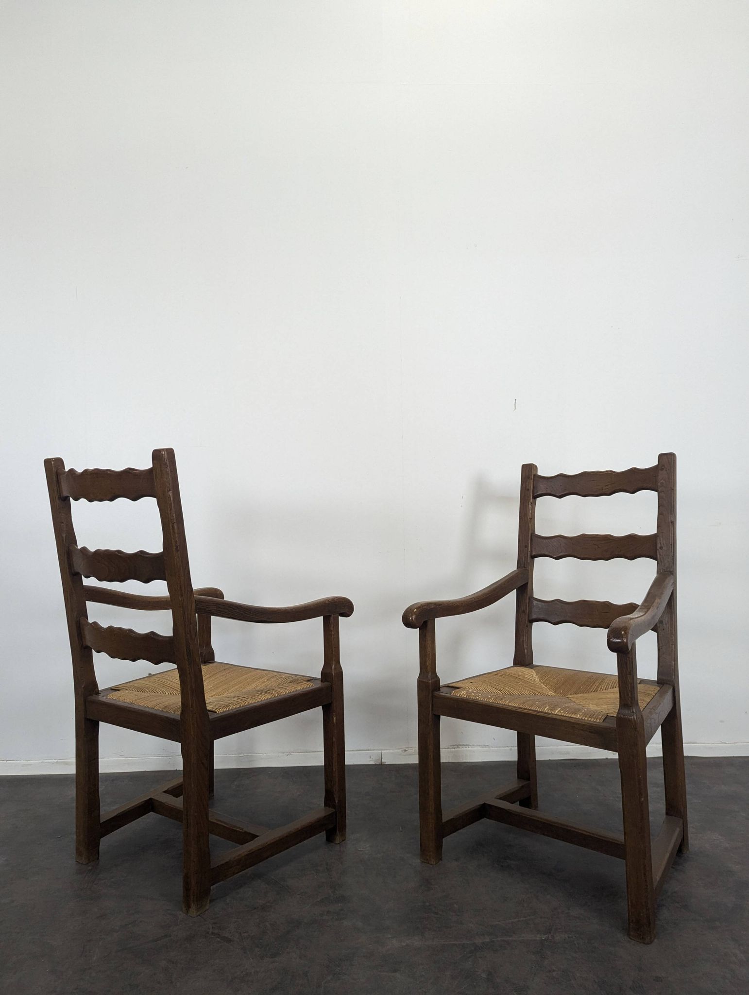 Paire de fauteuils rustiques en chêne assises paillées