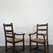 Paire de fauteuils rustiques en chêne assises paillées