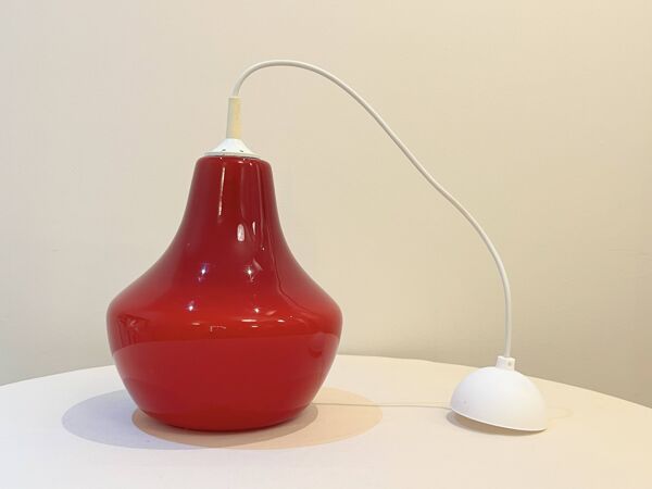 Suspension en verre opaline rouge 1970 plafonnier Space Age forme libre orange