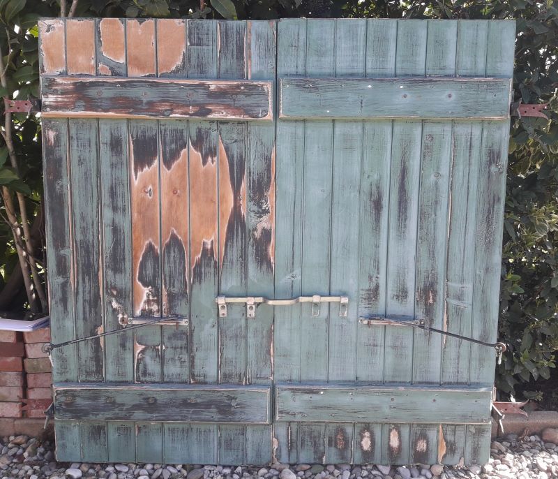 Paire de volets en bois pentures en fer