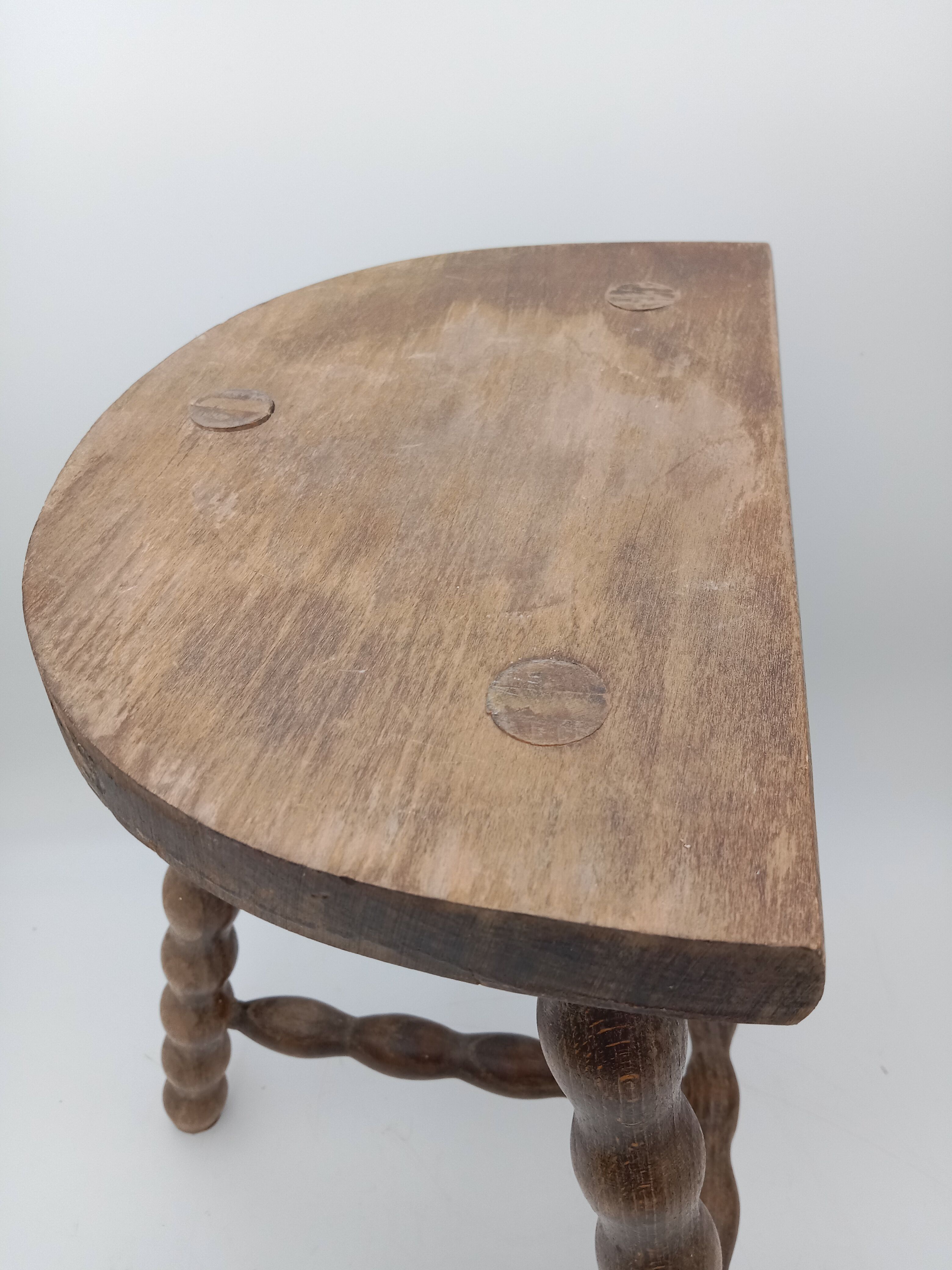 Tabouret tripode bois pieds perlés