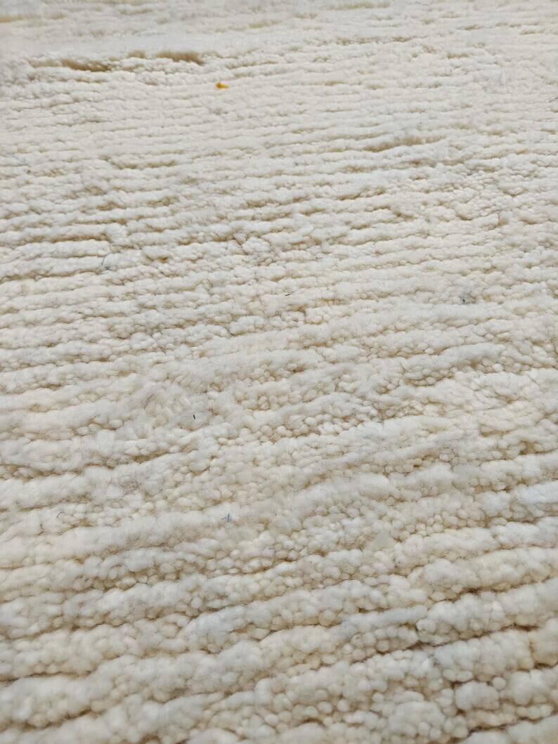 Simple Moroccan rug in natural wool, 250cm x 150cm