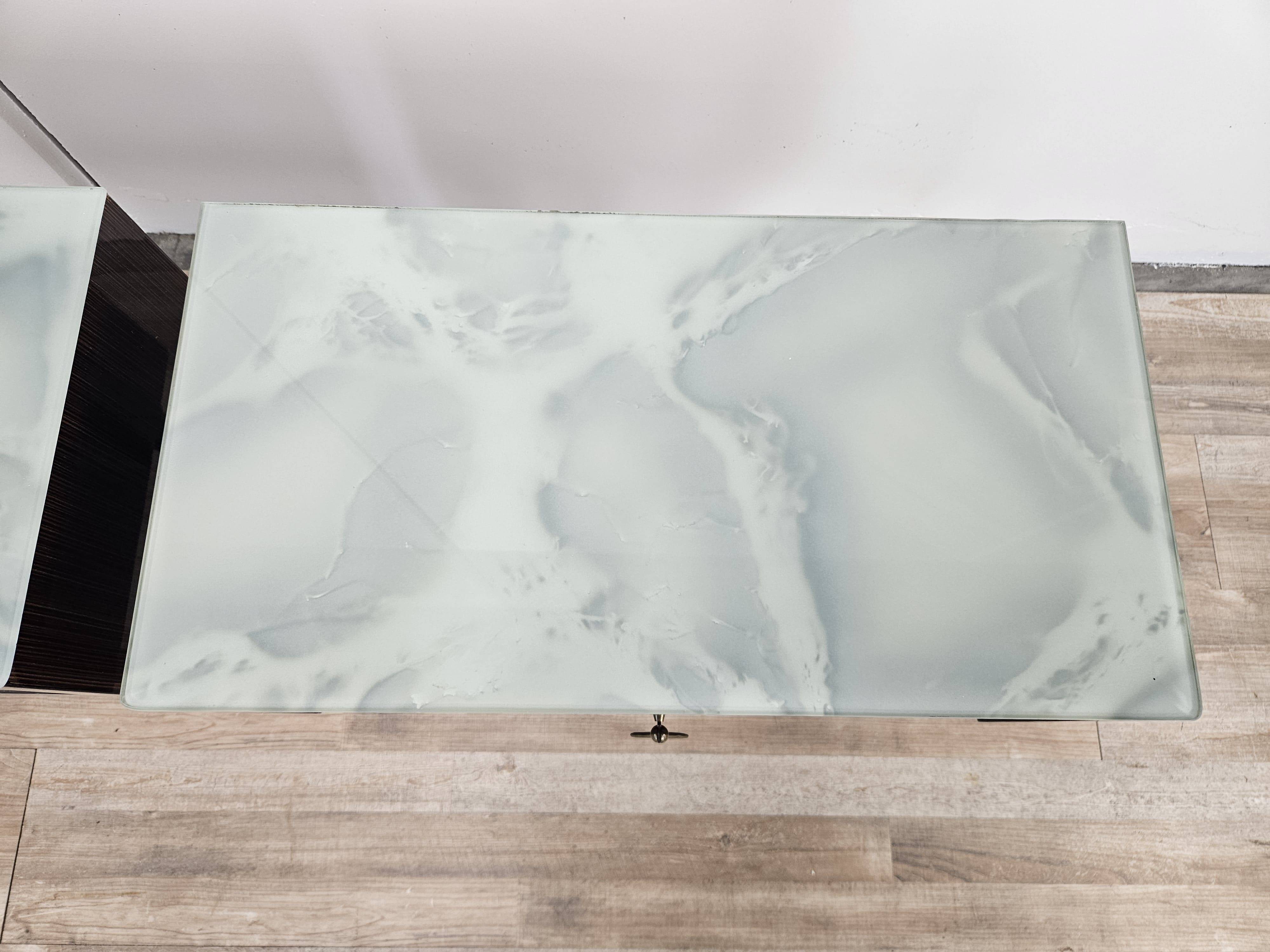 Paire de tables de chevet des années 60 avec porte à abattant et plateau en verre bleu