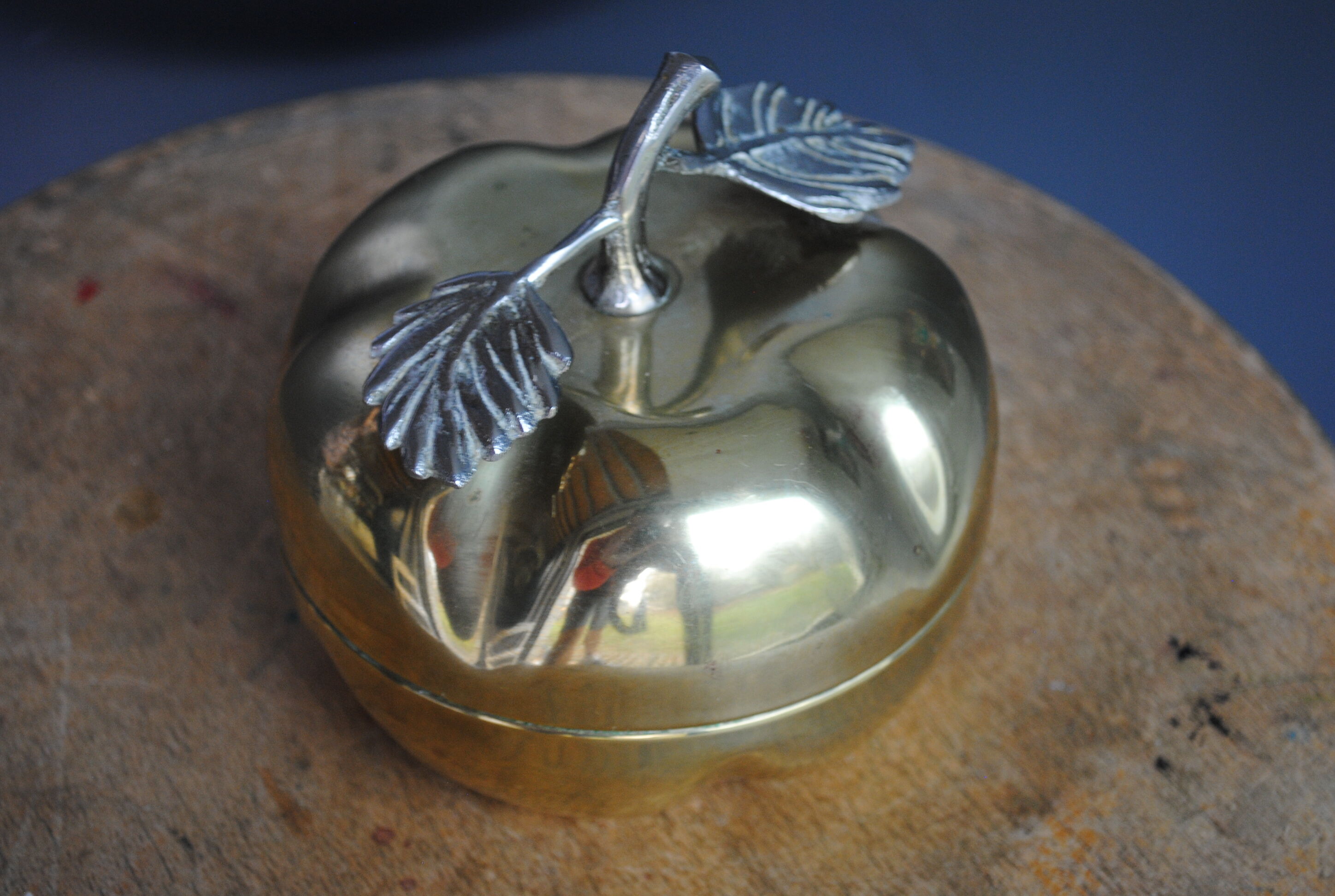 Box apple silver leaves