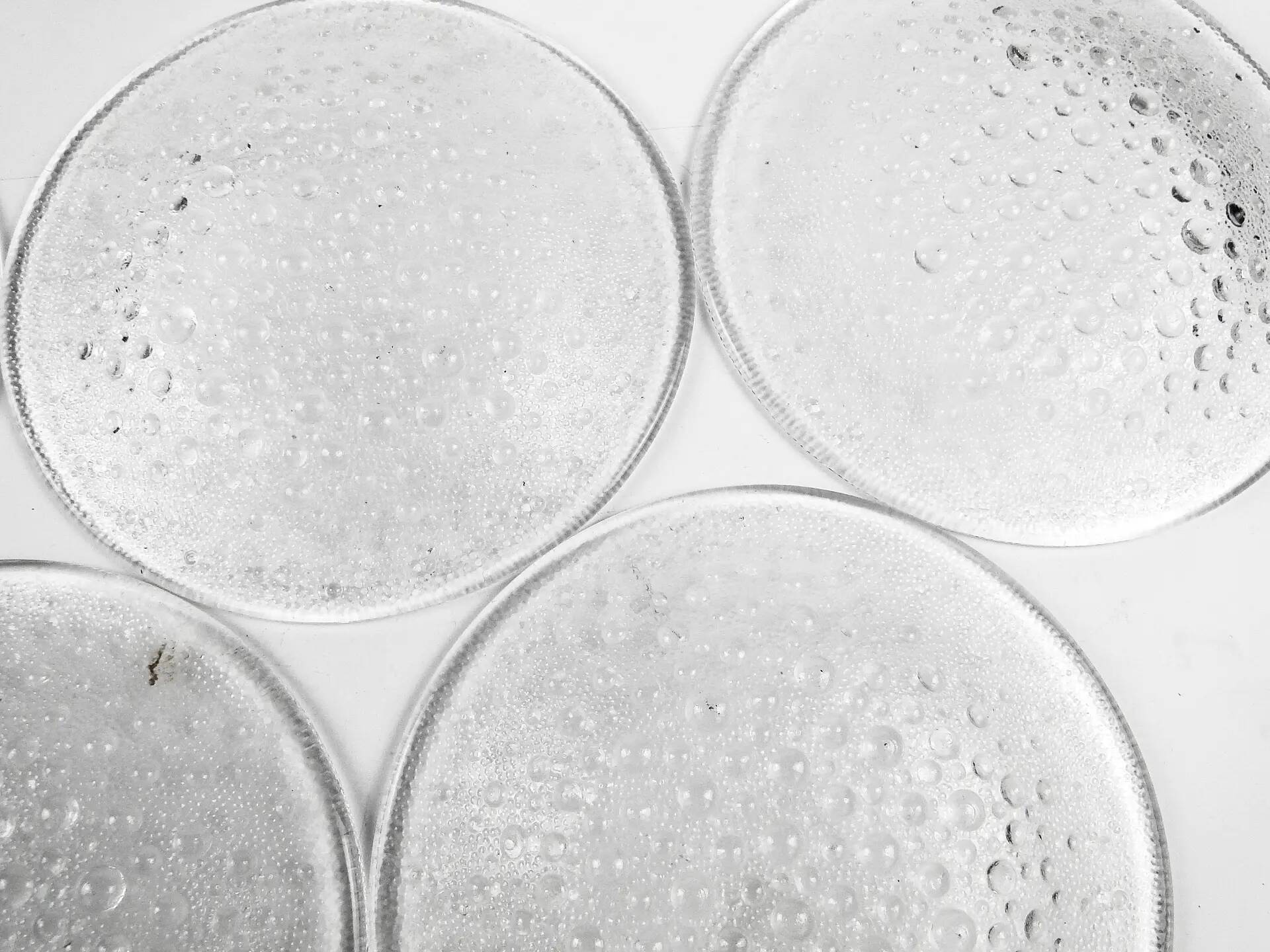 Ensemble d'assiettes à dessert Krople Rosy, en verre, conçu par J. Drost, Ząbkowice, Pologne, années 1970.