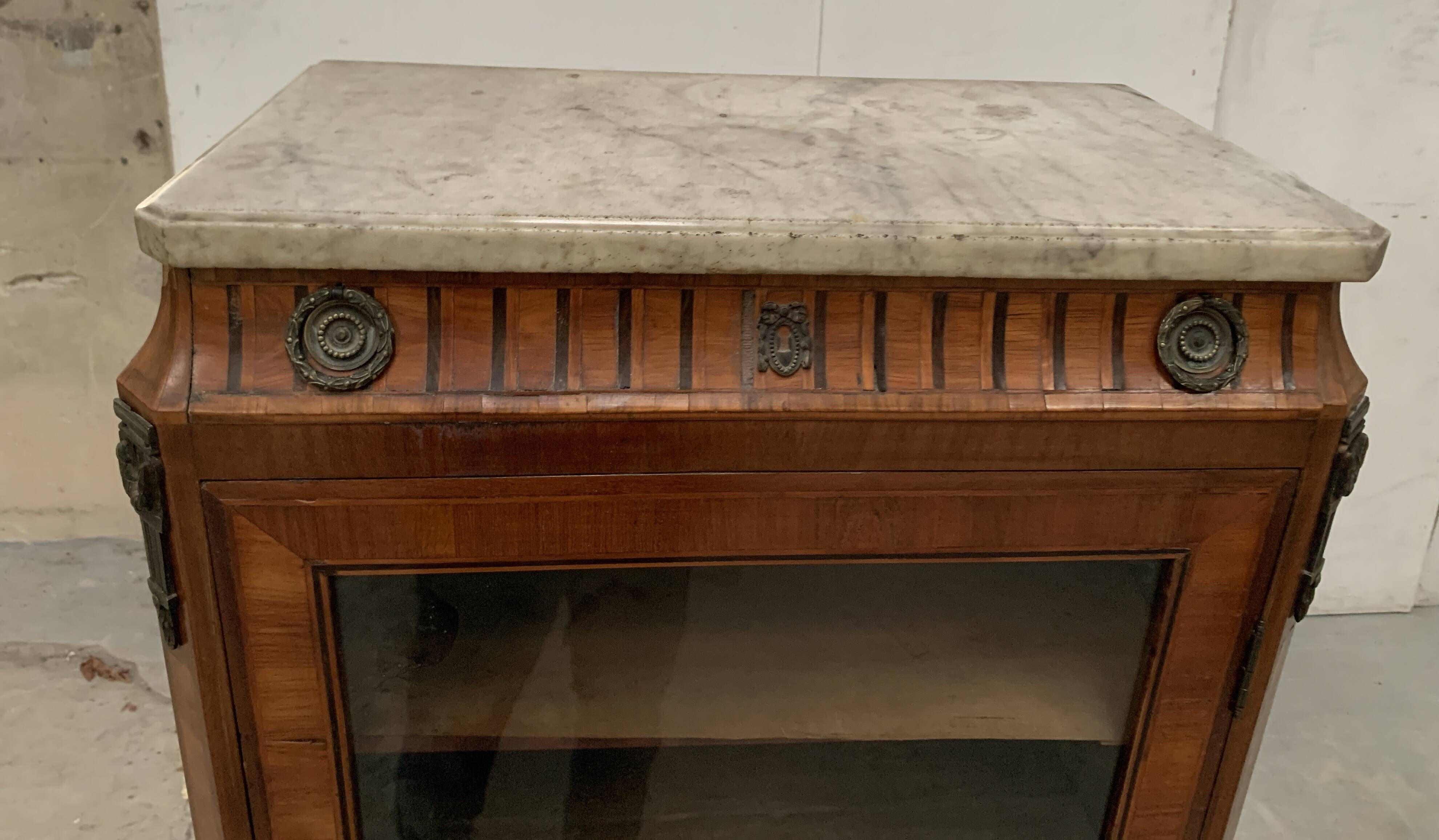 Louis XVI style one-door display case in 20th century wood marquetry