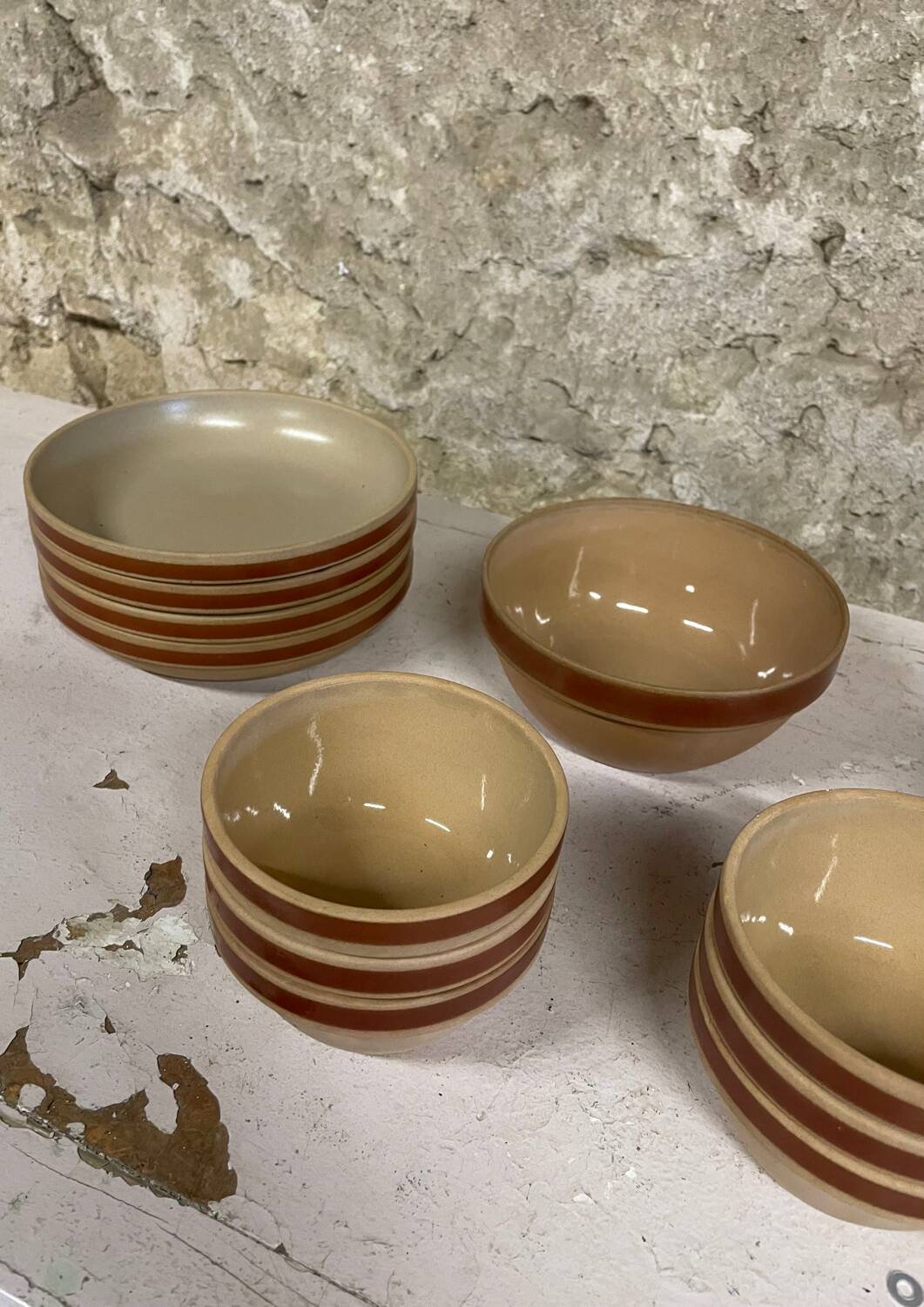 Lot of vintage Gien stoneware from France, 14 pieces including bowls and salad plates.