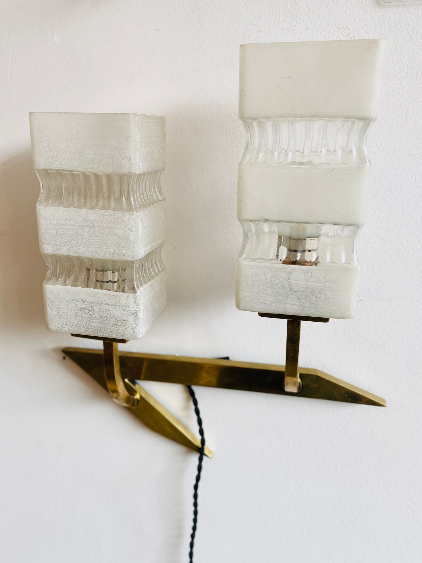 Vintage wall light in brass and glass from the 1960s.