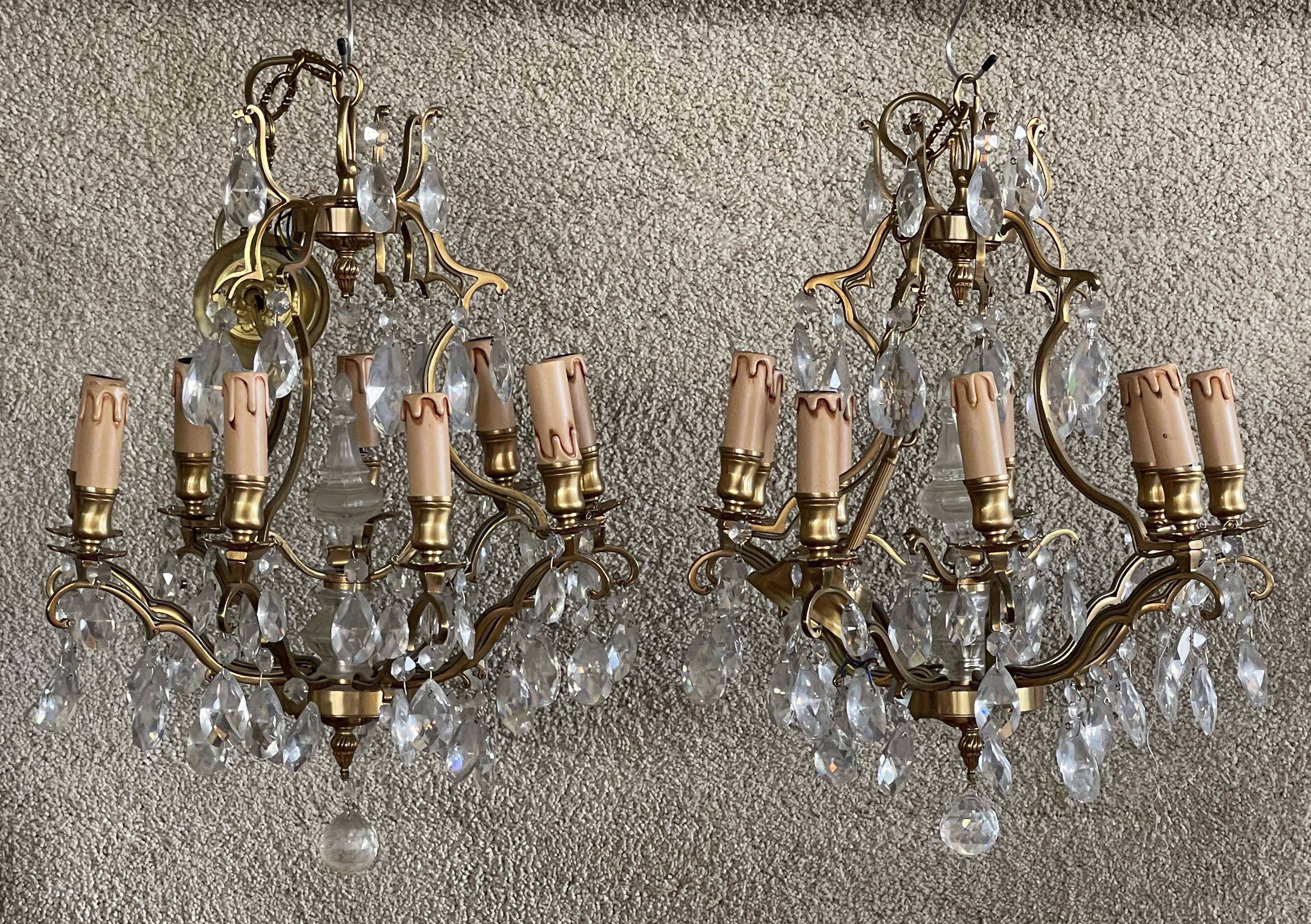 Pair of chandeliers with pendant