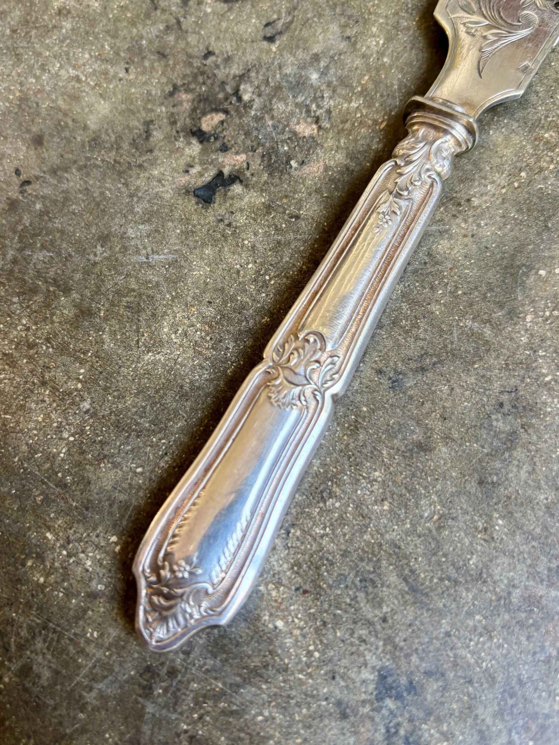 Couteau à mignardise, couvert de service en argent