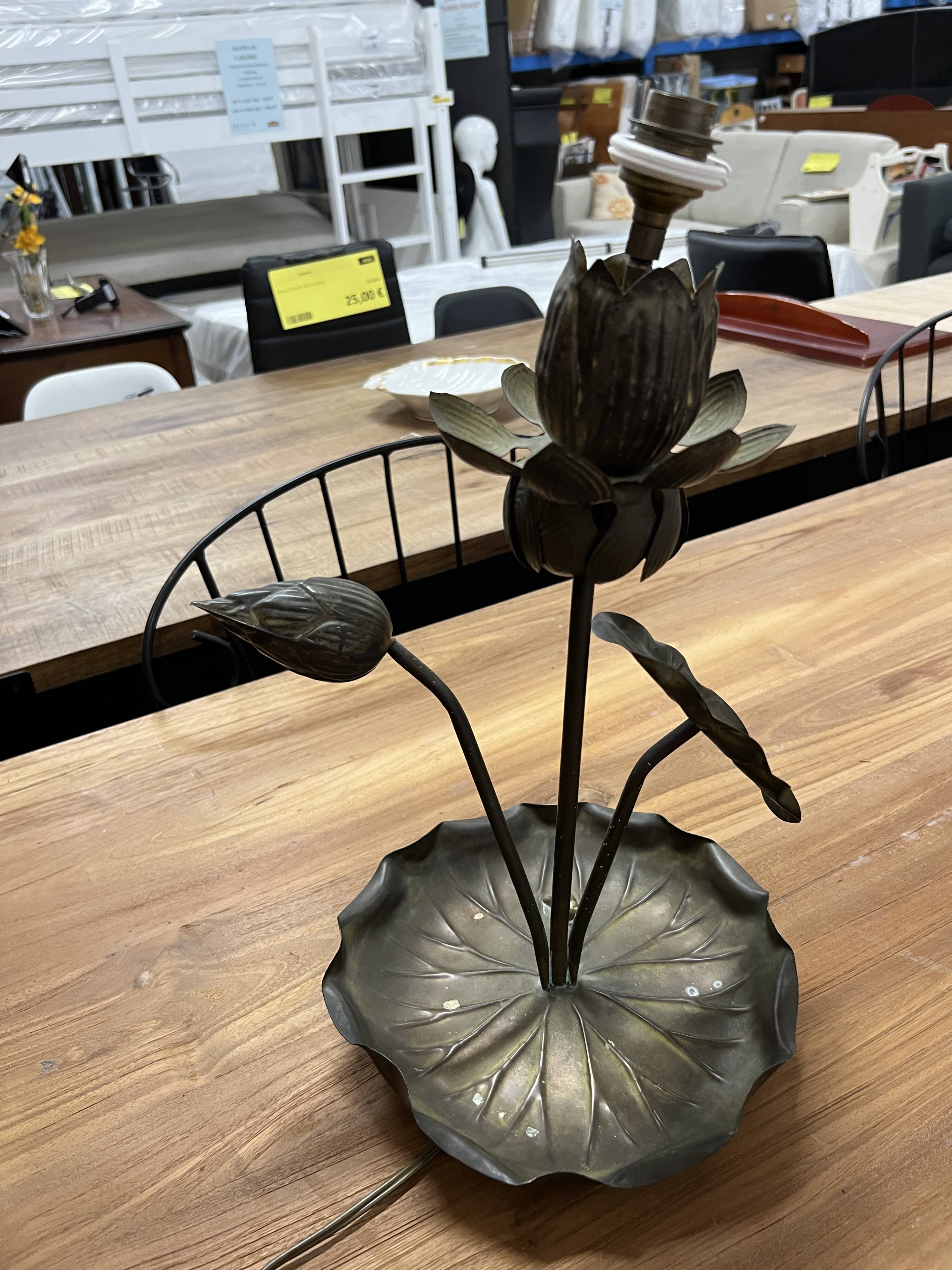 Pied de lampe nénuphar en laiton vintage