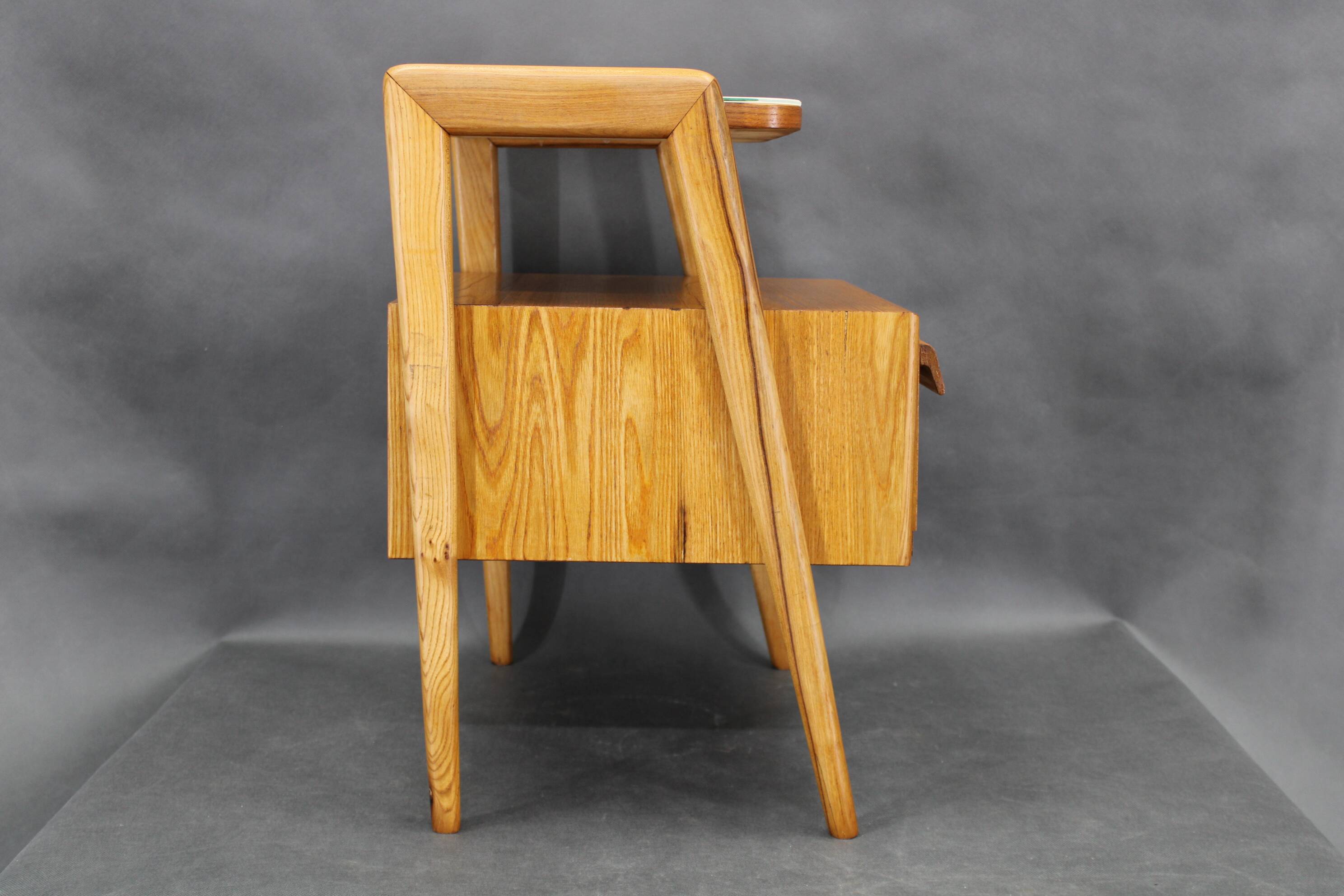 Table de chevet en érable, style milieu du siècle, années 1960, avec étagère en verre opale, restaurée, Tchécoslovaquie