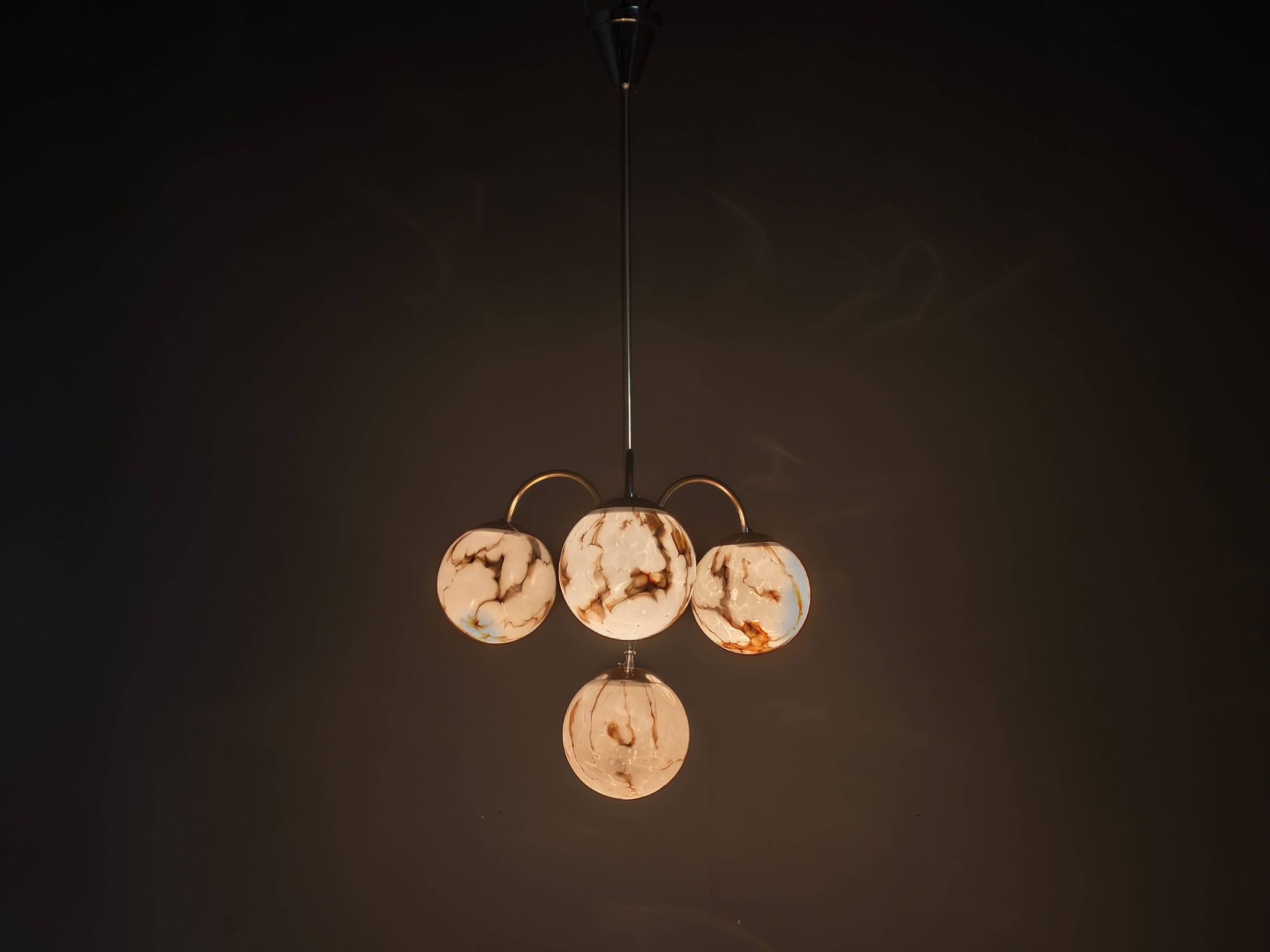 Chandelier Art Déco, verre marbré, laiton et chrome, années 1930