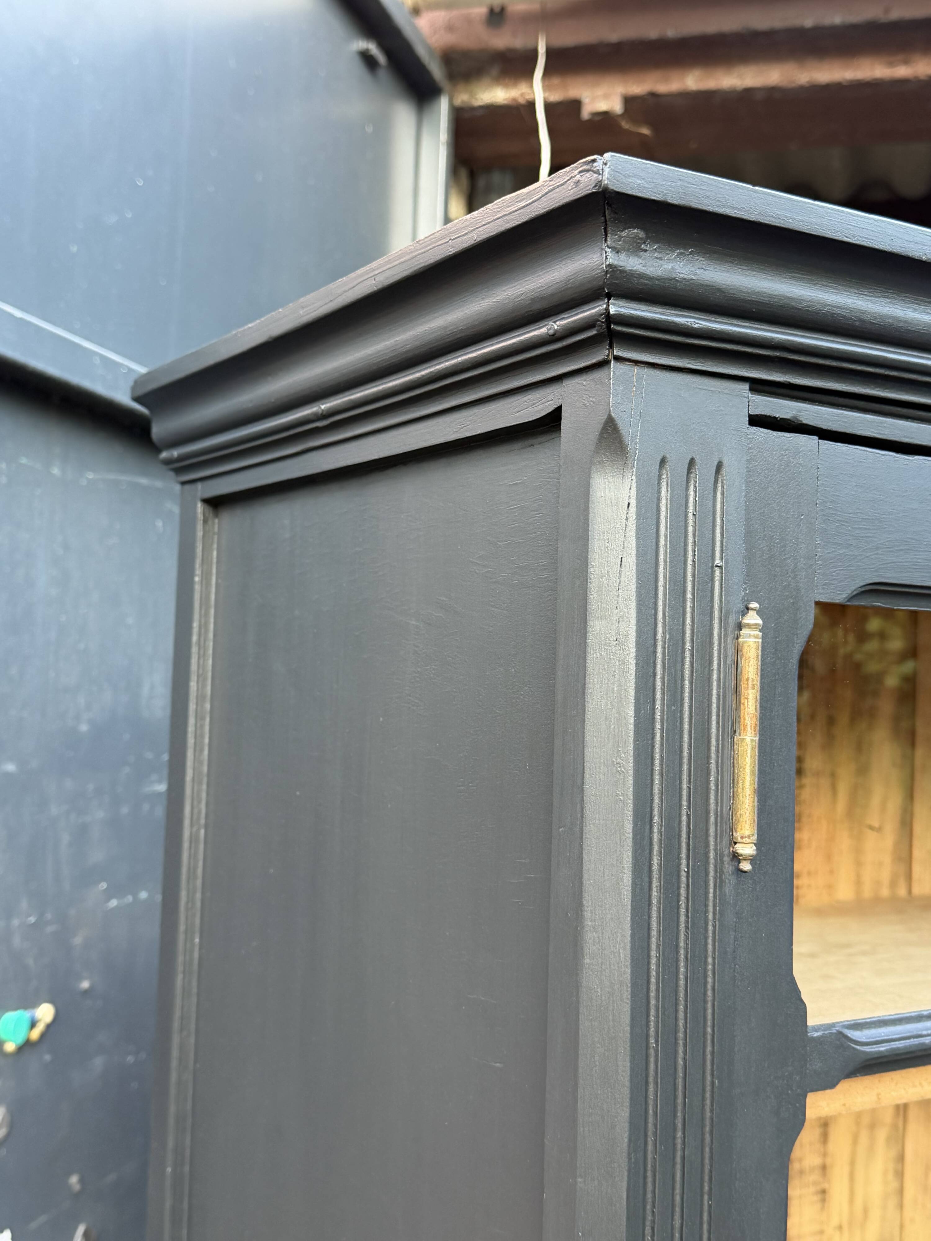 Armoire parisienne noire vitrée rénovée