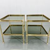 Paire de tables d'appoint ou de chevet en laiton et verre fumé, années 1970