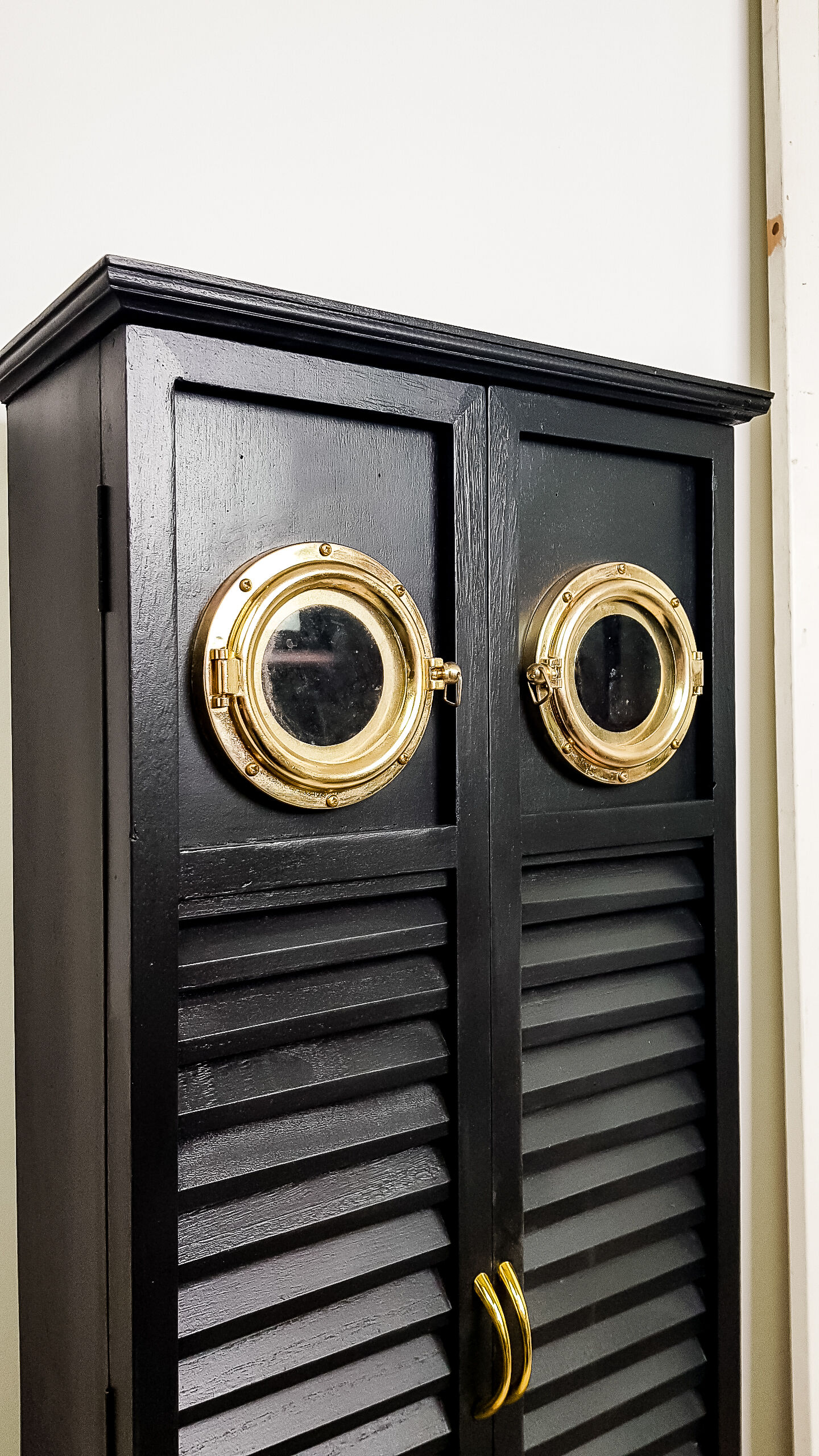 Furniture cabinet with window