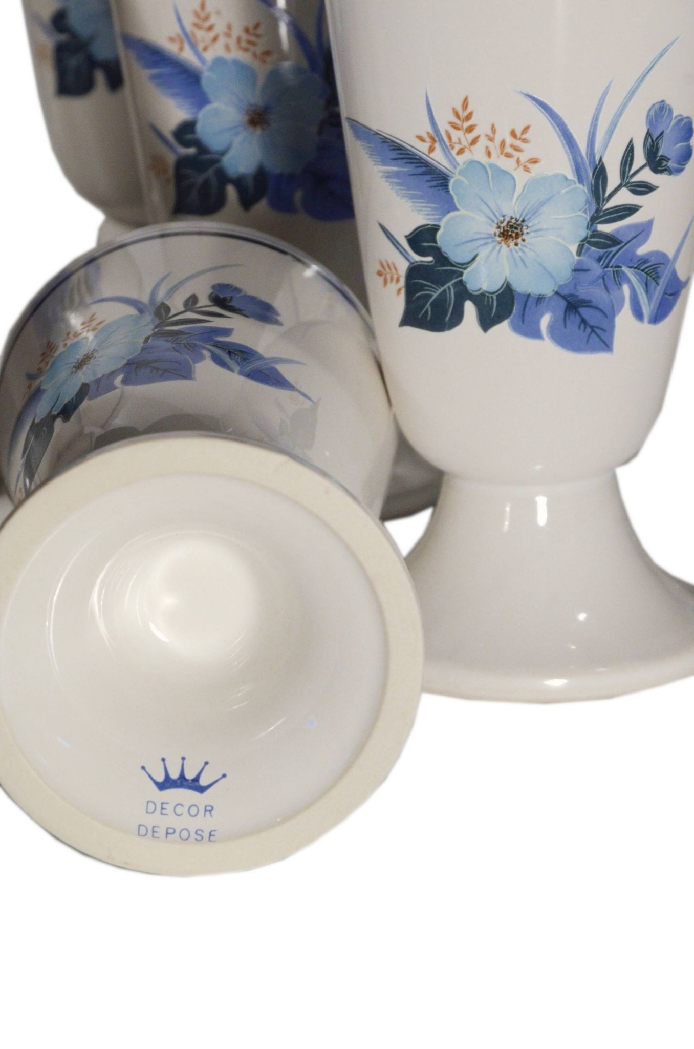 12 mazagrans vintage en faïence, décor fleuri bleu.