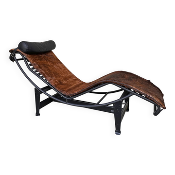Chaise longue LC4 en peau de vache et cadre noir Cassina, 1970–80