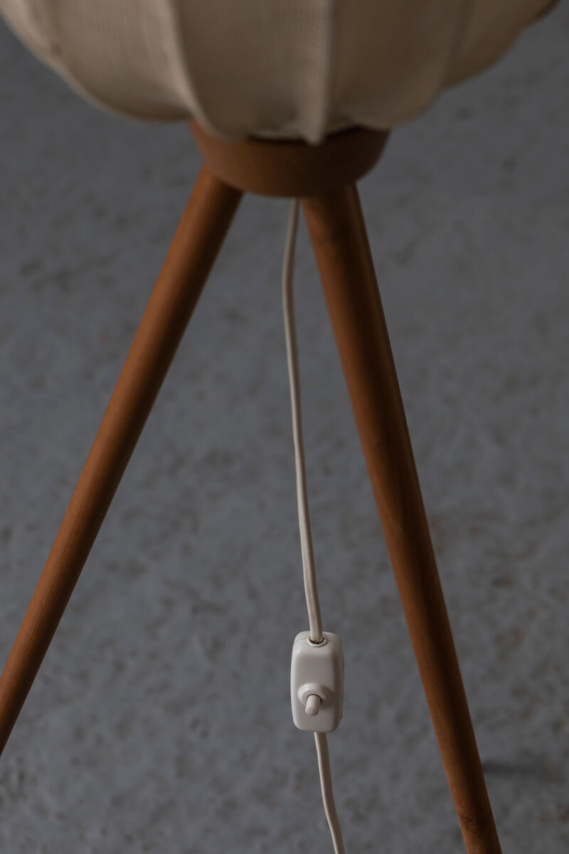 Tripod cocoon floor lamp in wood and lace, Danish design, 1960