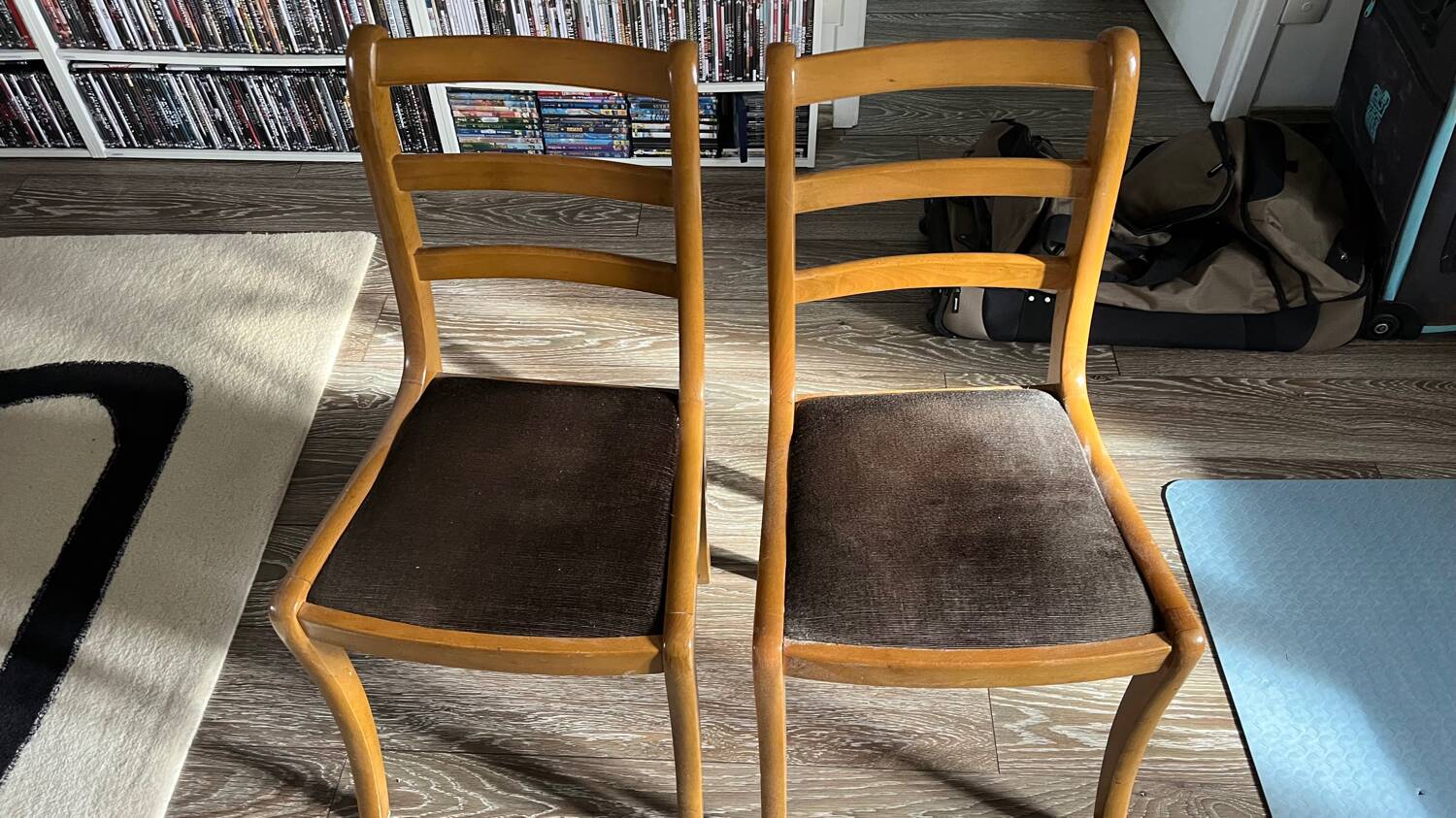 Set of 2 vintage 1950s solid wood chairs – Scandinavian style