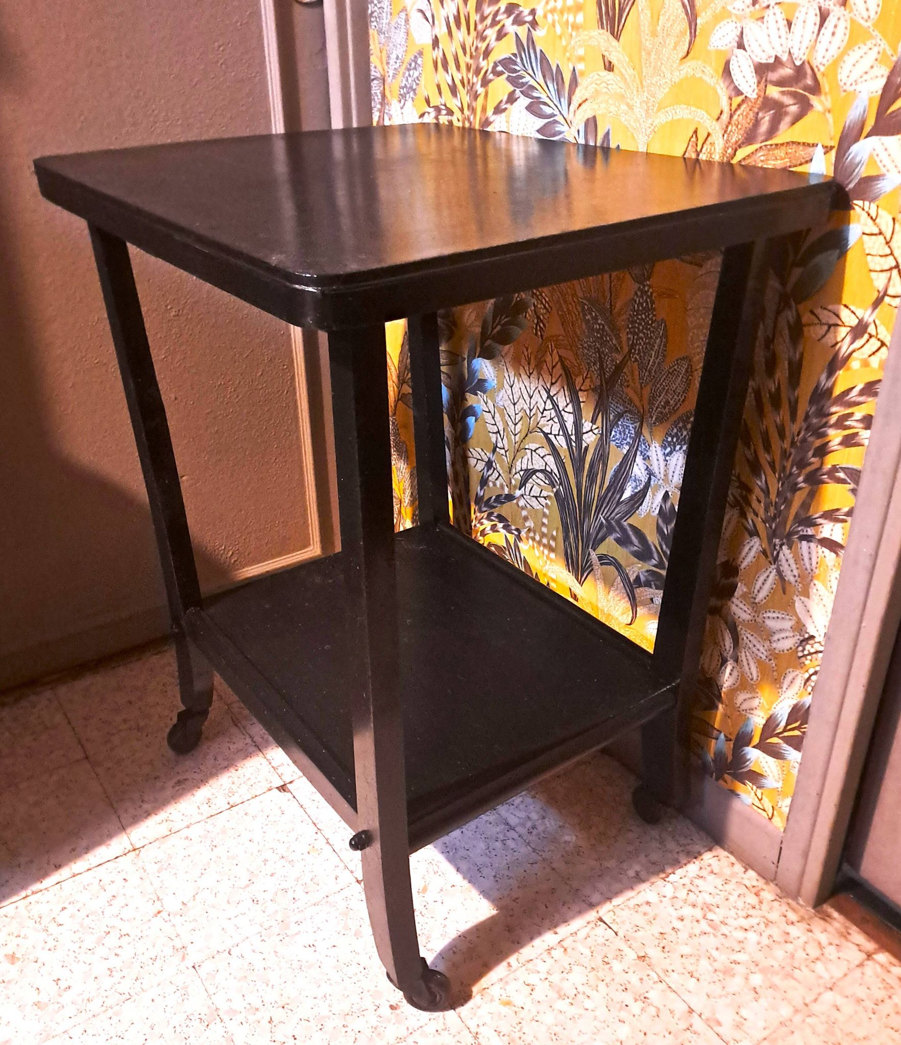 Table d'appoint, style Art Déco Console à roulettes bois noir vernissé 1940