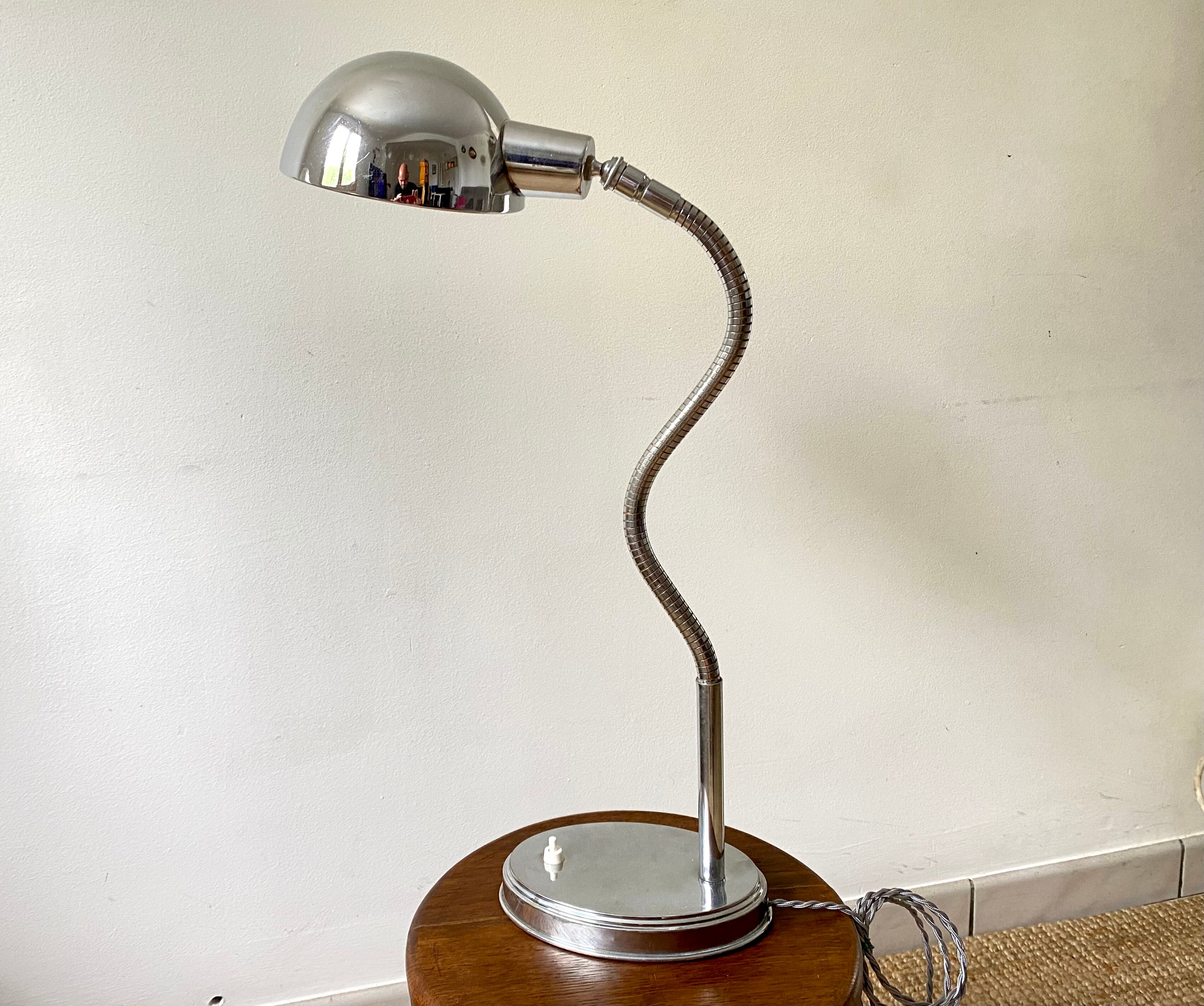 Flexible desk lamp vintage art deco design