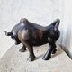 Sculpture taureau en bois noir