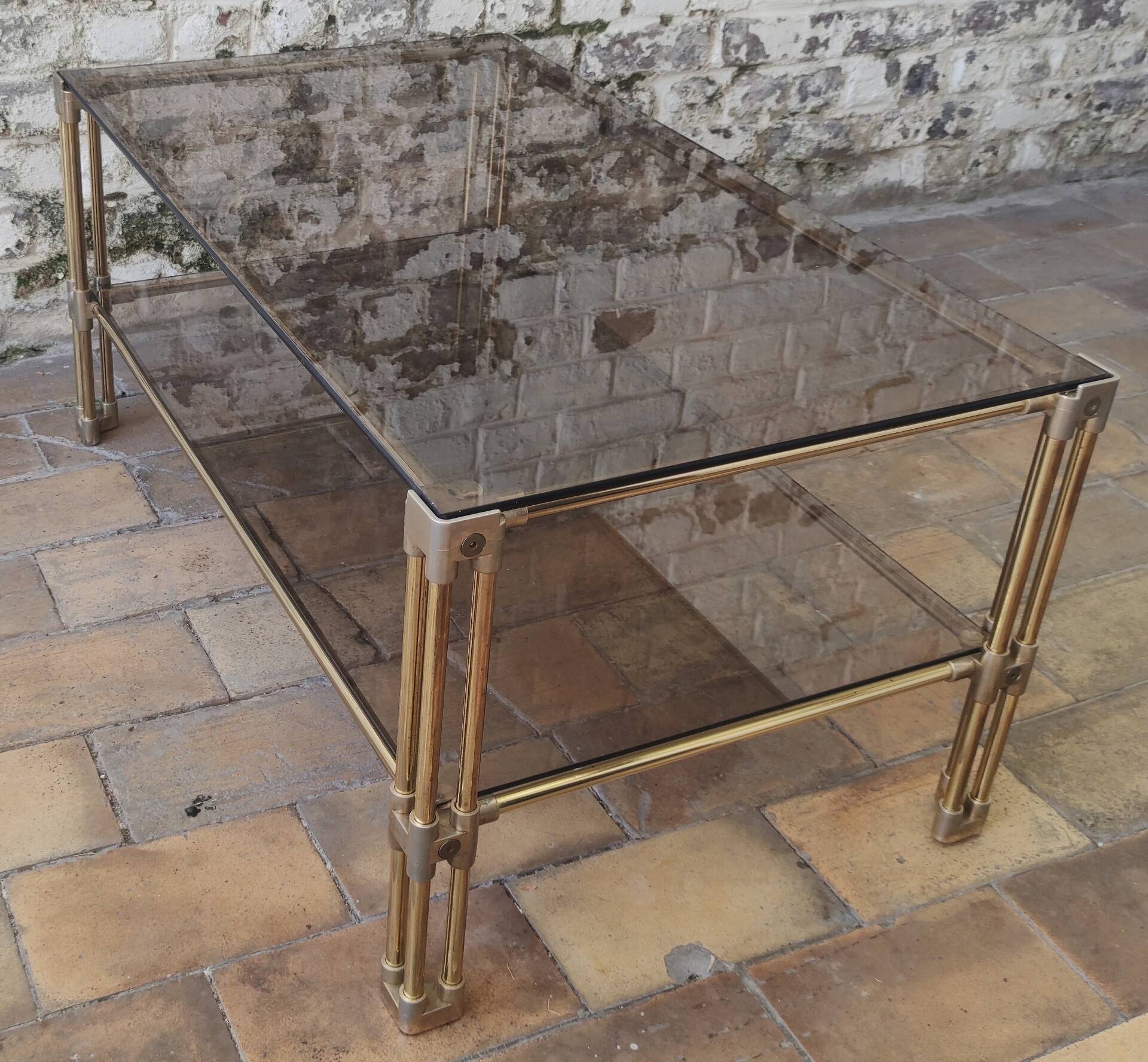 Table basse double plateau vintage en laiton et verre fumé – Années 70