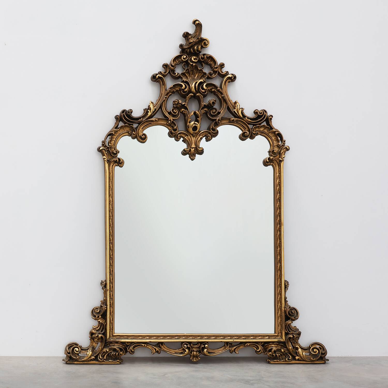 Grand miroir en bois doré de style rococo, Belgique, 20e siècle